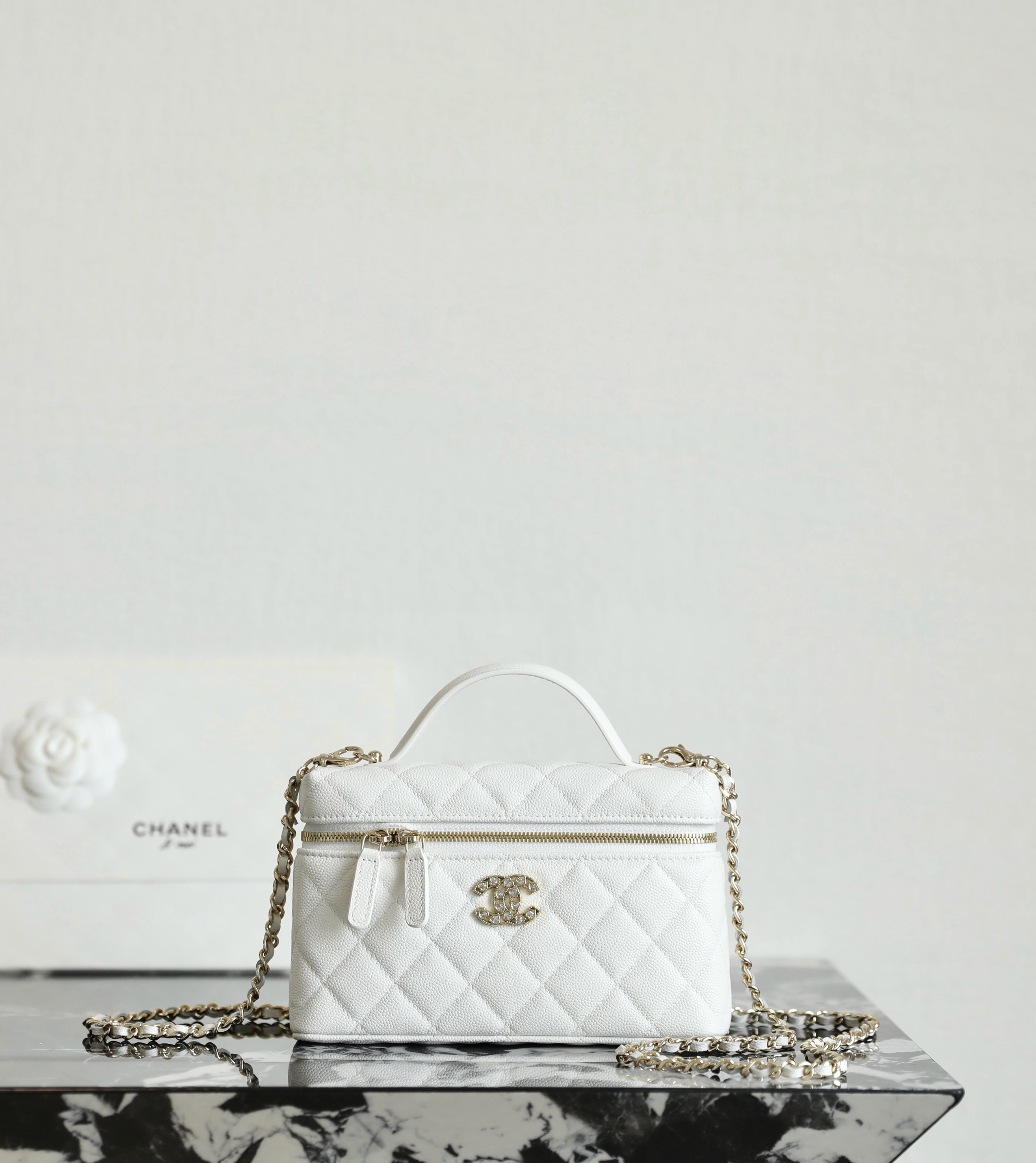 샤넬 Chanel 25p LP Long Vanity with chain C-511 White 19.5cm