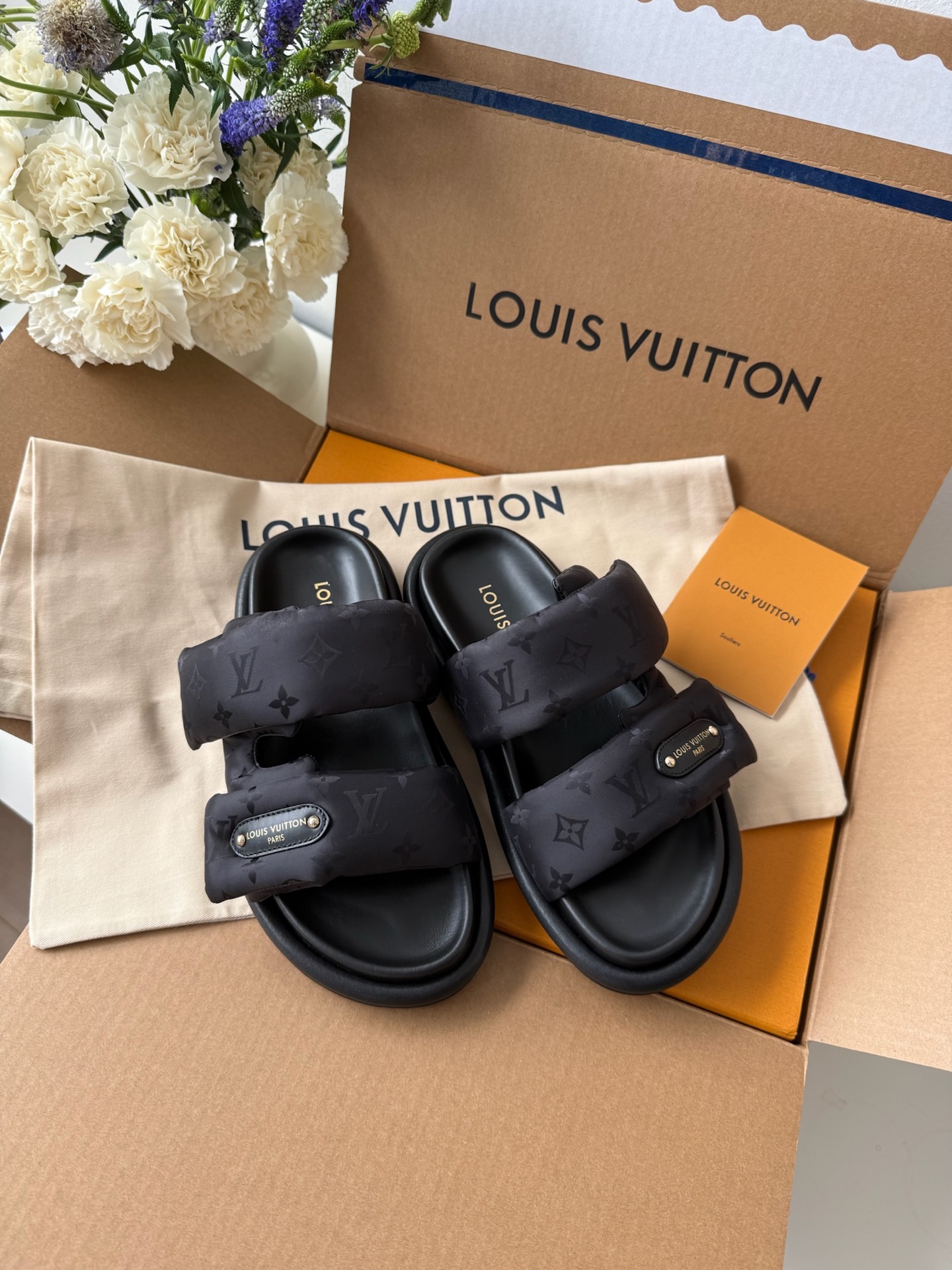 루이비통 Louis Vuitton 풀 필로우 플랫 컴포트 뮬