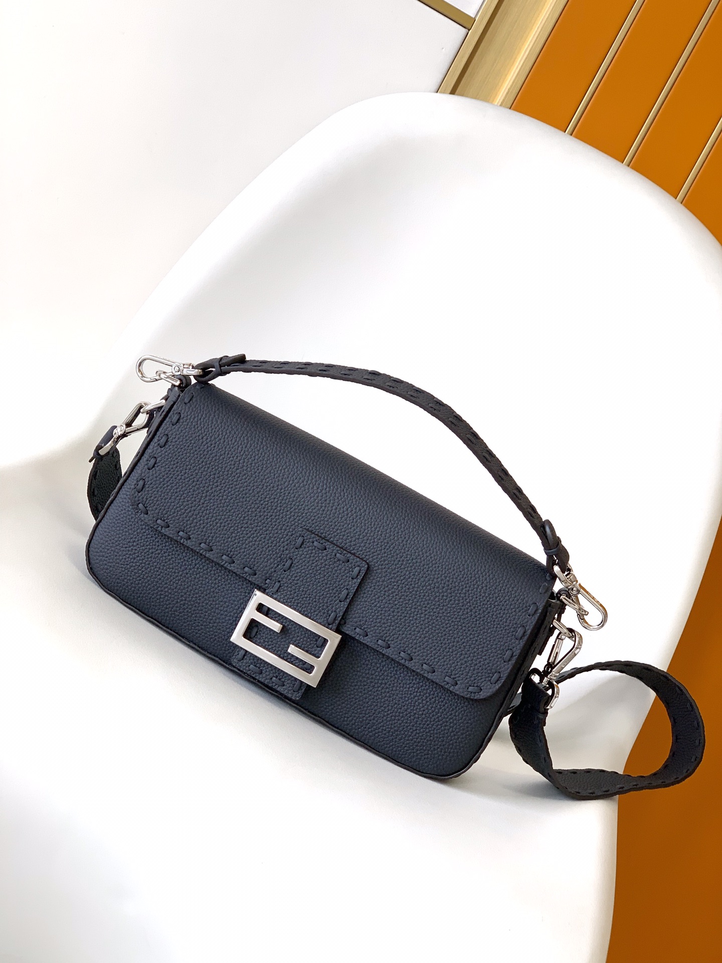 펜디 FENDI 8BR600 Baguette Oversize Topstitching Selleria Bag 27CM