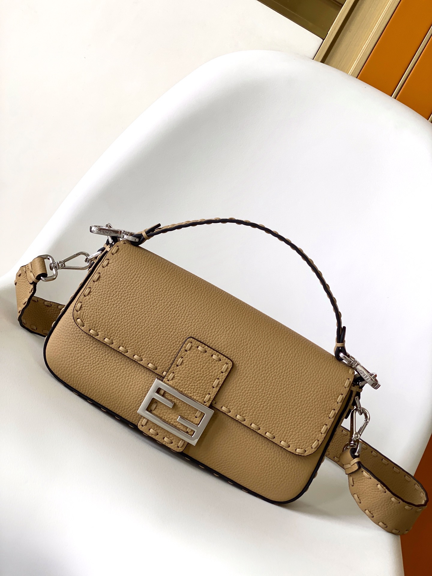 펜디 FENDI 8BR600 Baguette Oversize Topstitching Selleria Bag 27CM