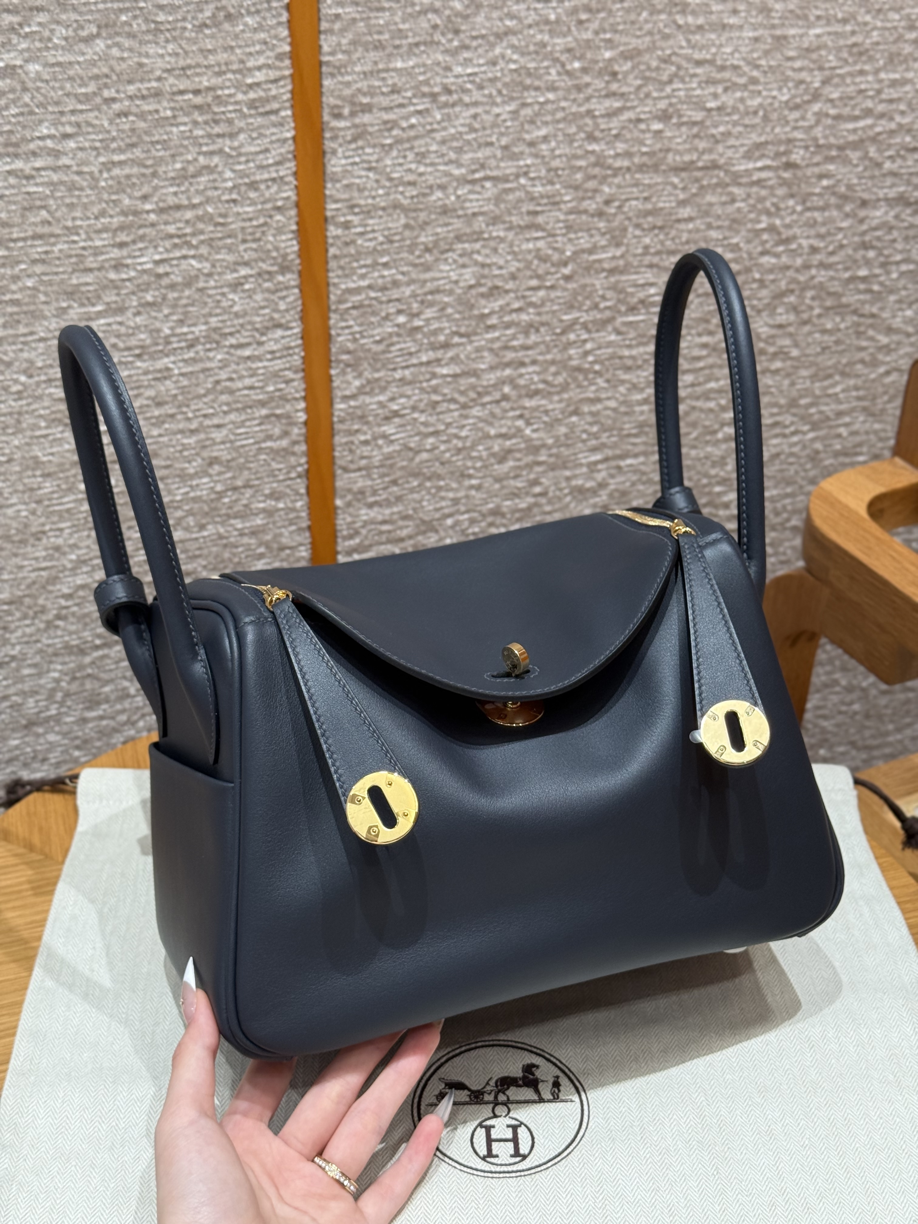 에르메스 Hermes Lindy 26cm Swift 2Z Blue Nuit and 93 Orange/gold