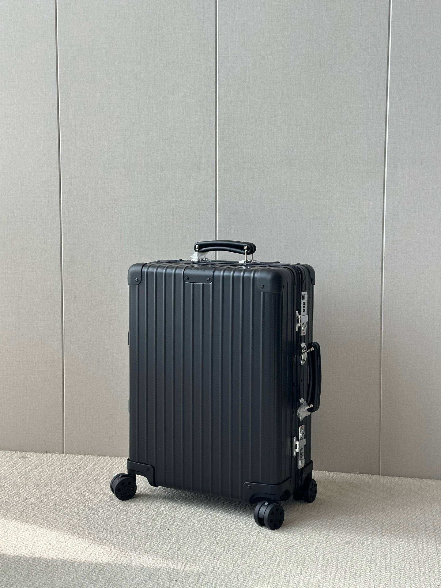 Rimowa Classic Fight 973 캐리어 알루미늄 Black 20“