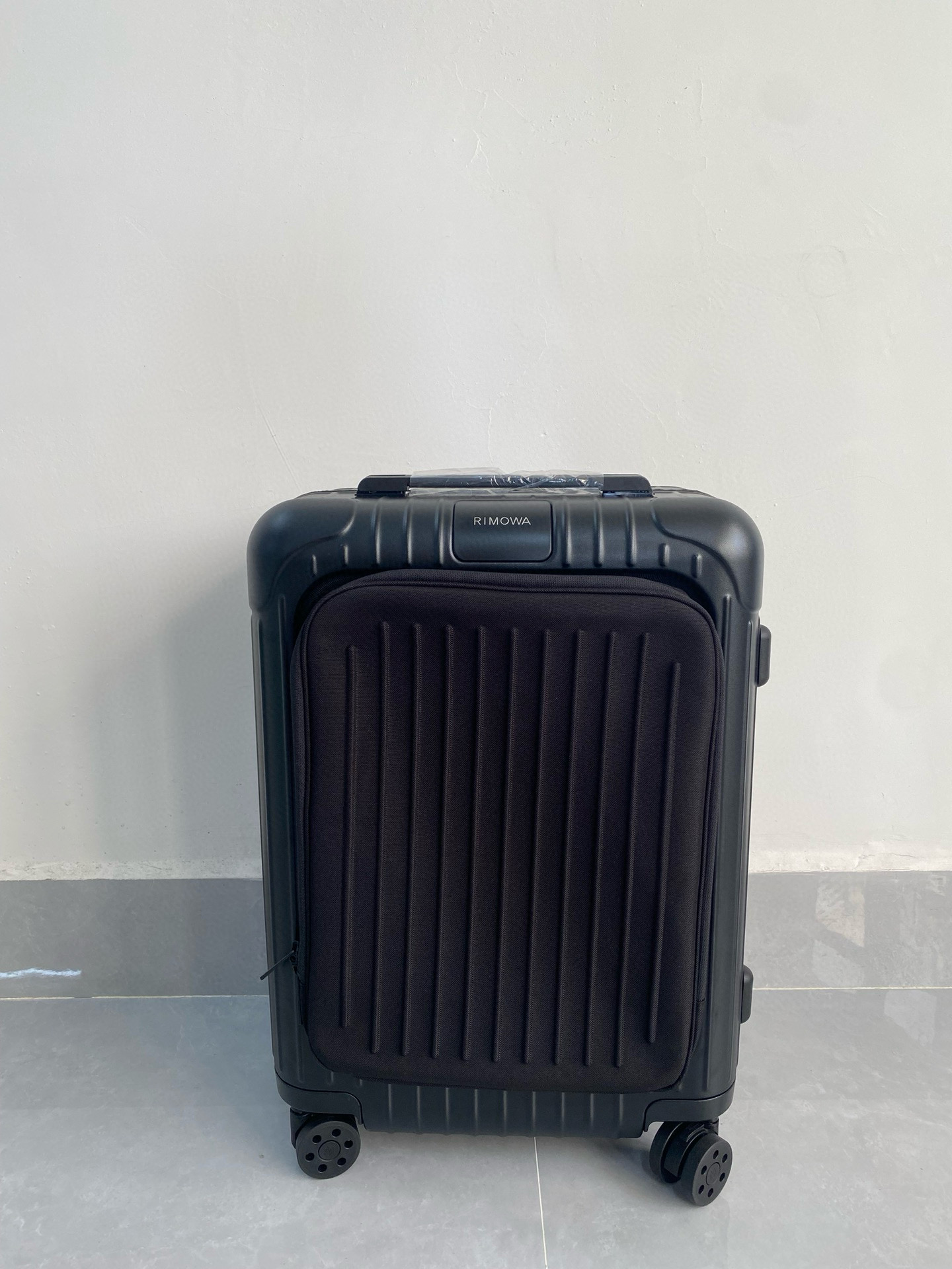 Rimowa Essential Sleeve 캐리어 폴리카보네이트 20” Black