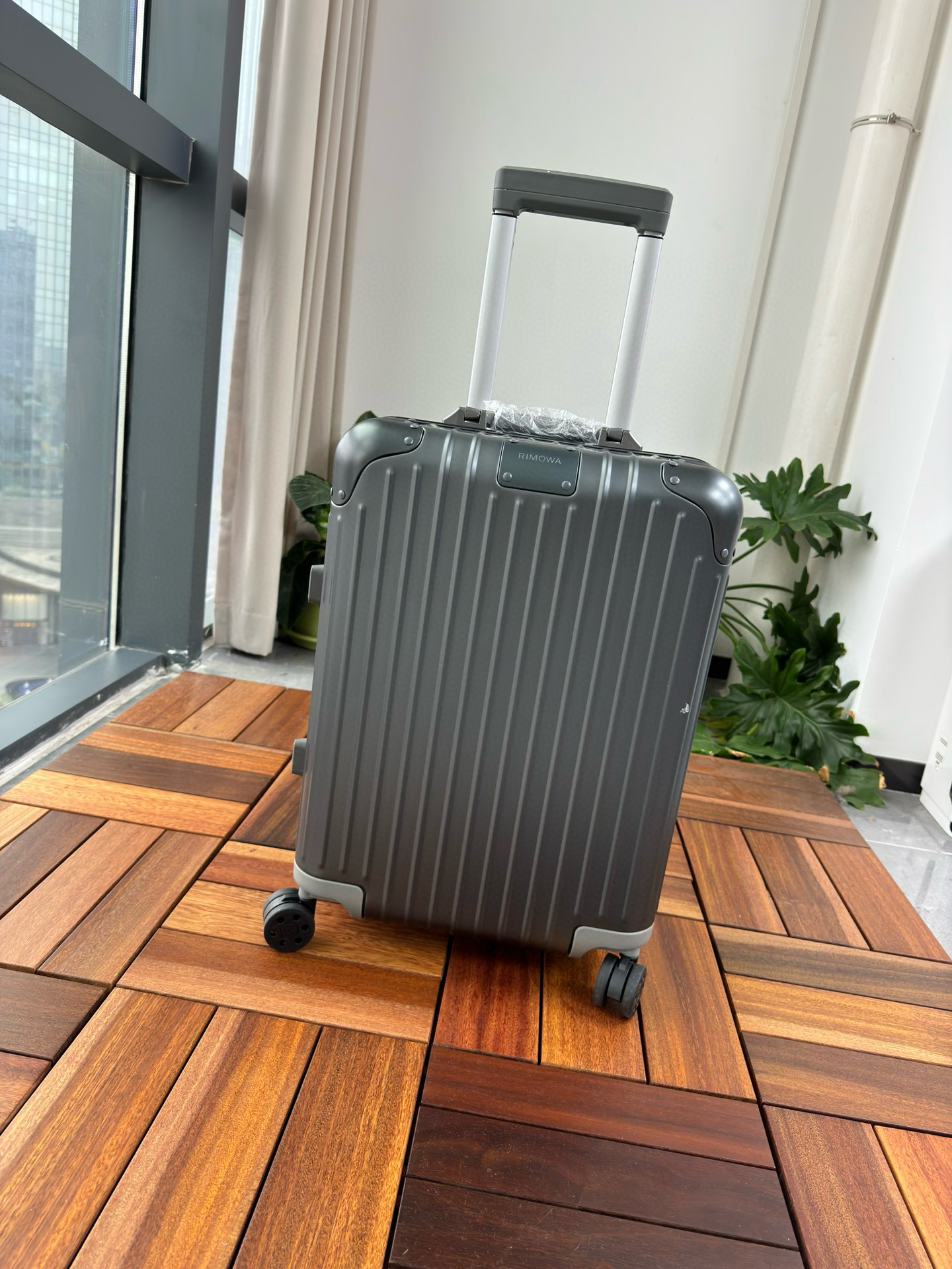 Rimowa Essential 캐리어 알루미늄 grey
