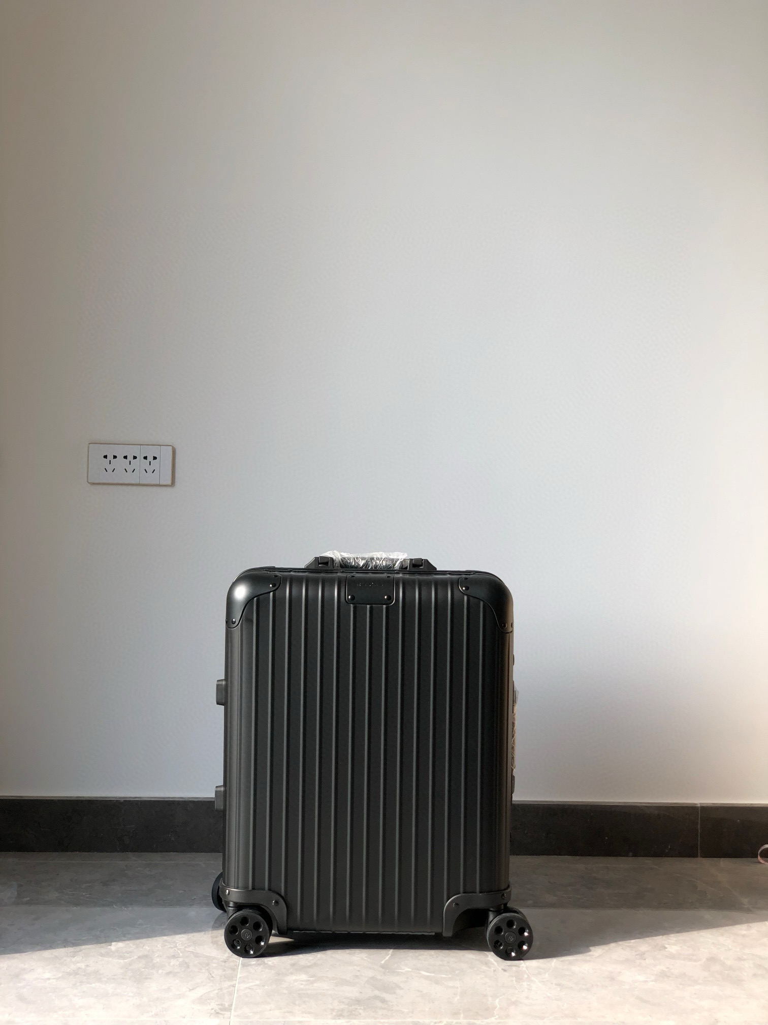 Rimowa Original 925 캐리어 알루미늄 22” Black