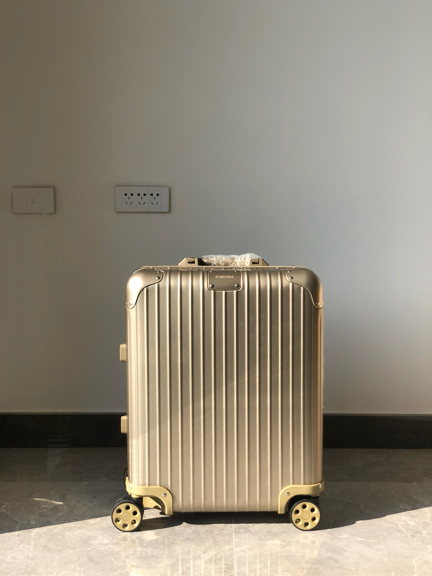Rimowa Original 925 캐리어 알루미늄 22” gold