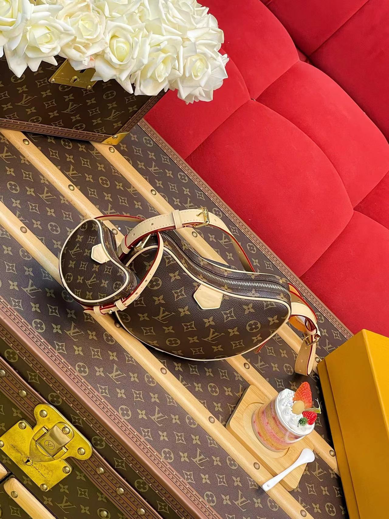 루이비통 Louis Vuitton M46828 Croissant Medium Bag Monogram 25CM