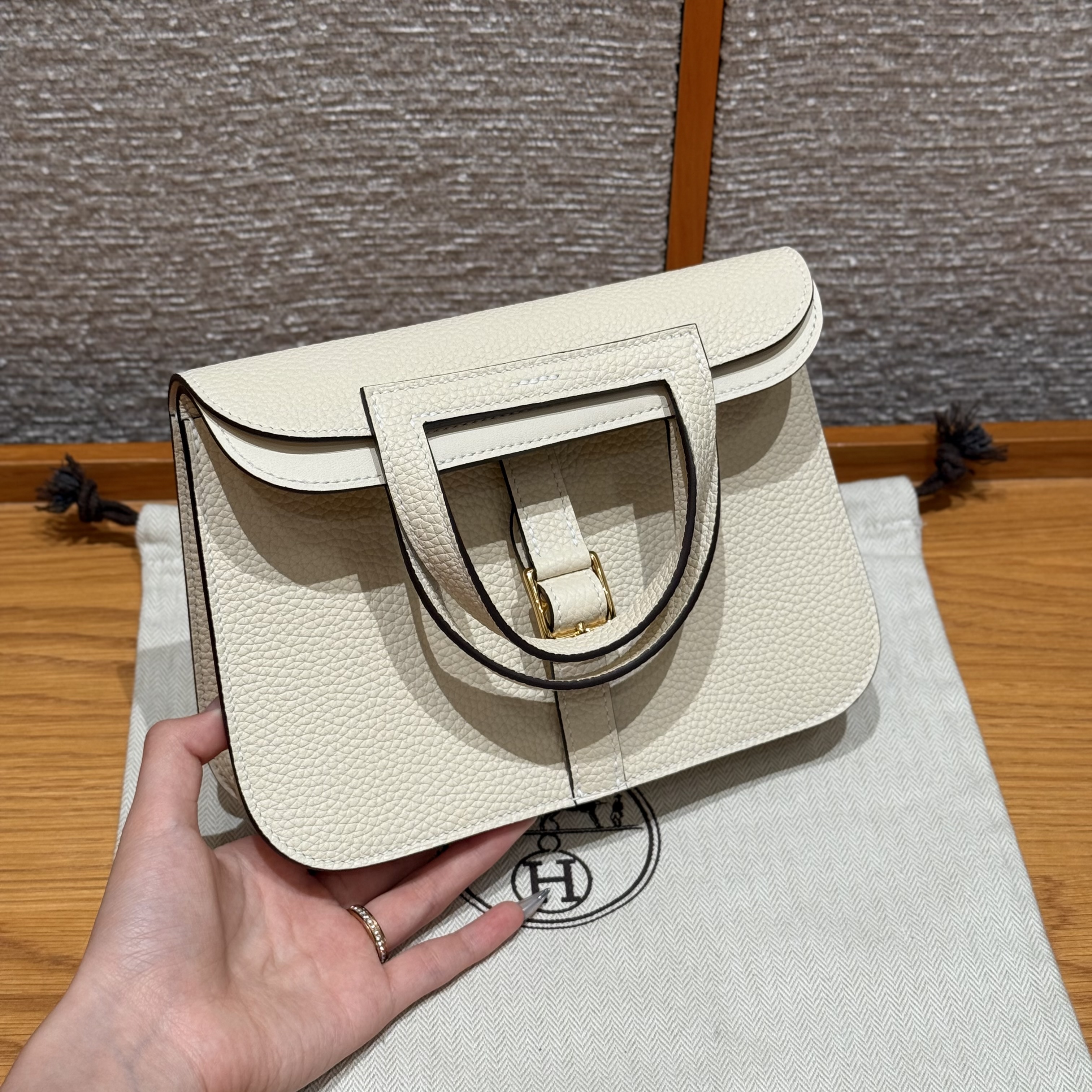 에르메스 Hermes Halzan 22cm clemence i2 Nata/gold