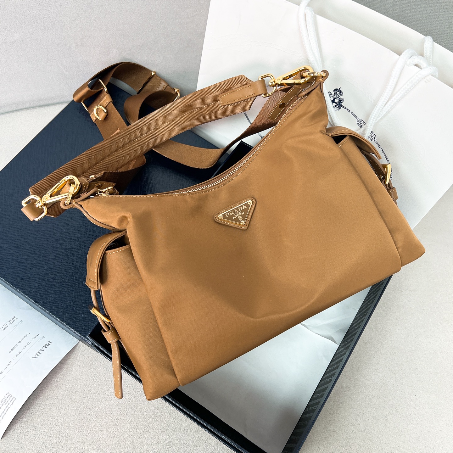 프라다 Prada 1BC264 익스플로어 라지 리나일론 및 가죽 백 32CM