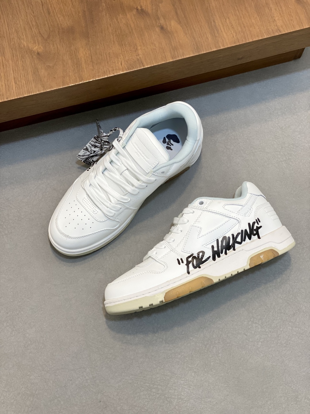 오프화이트 (Off-White) 스니커즈