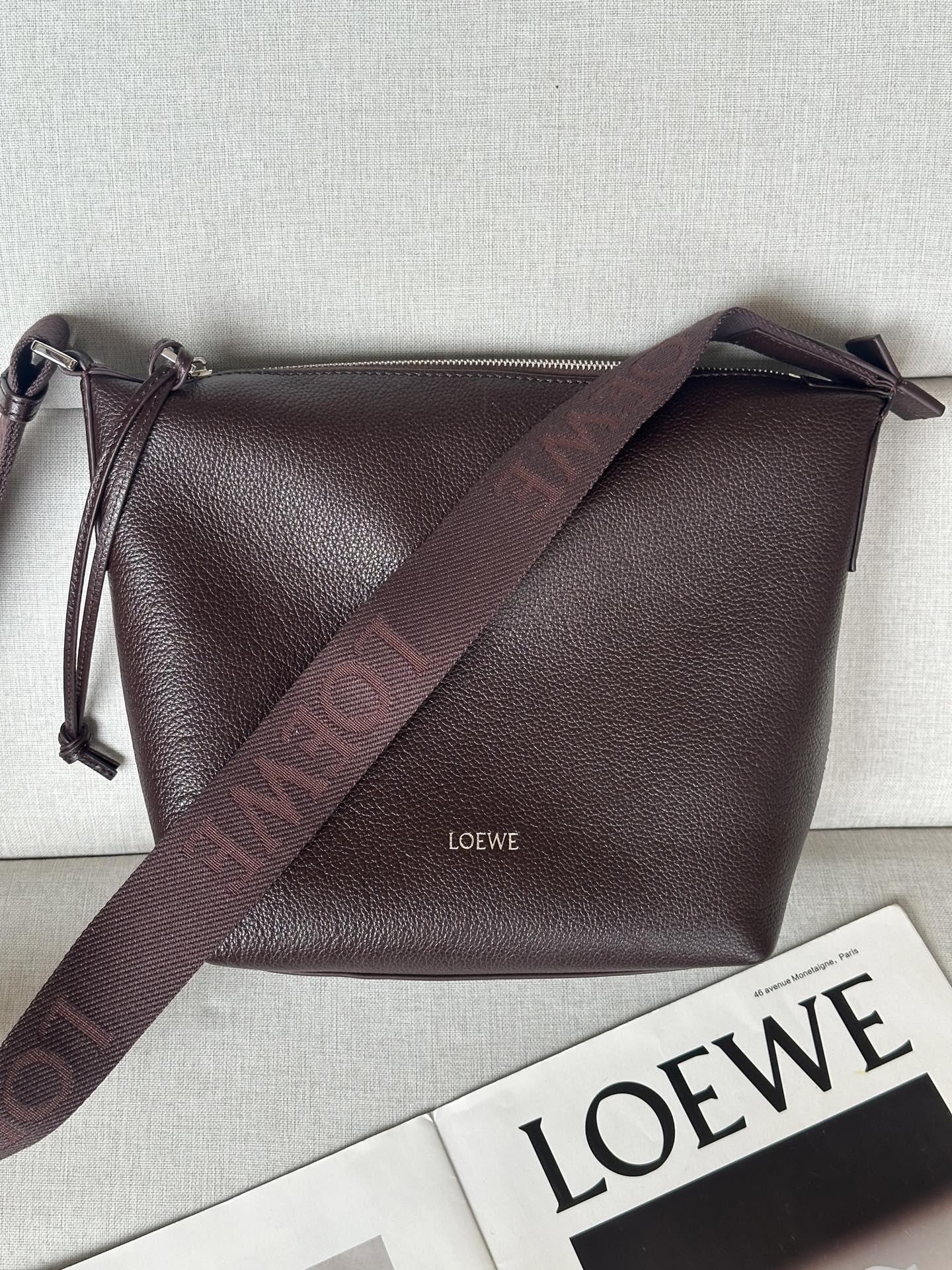 로에베 Loewe 2201S Small Cubi Crossbody Bag in Supple Grained Calfskin 29.5cm