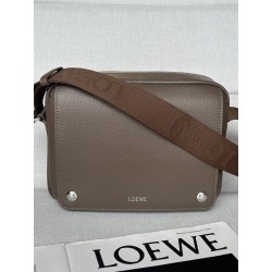 로에베 Loewe BANBA73X01 Medium Pebble Messenger Bag in Supple Grained Calfskin