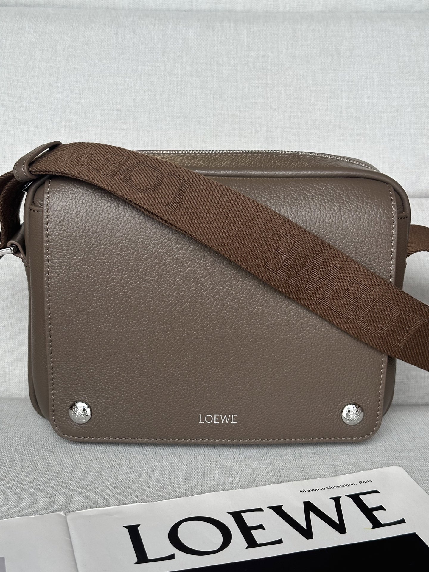 로에베 Loewe BANBA73X01 Medium Pebble Messenger Bag in Supple Grained Calfskin