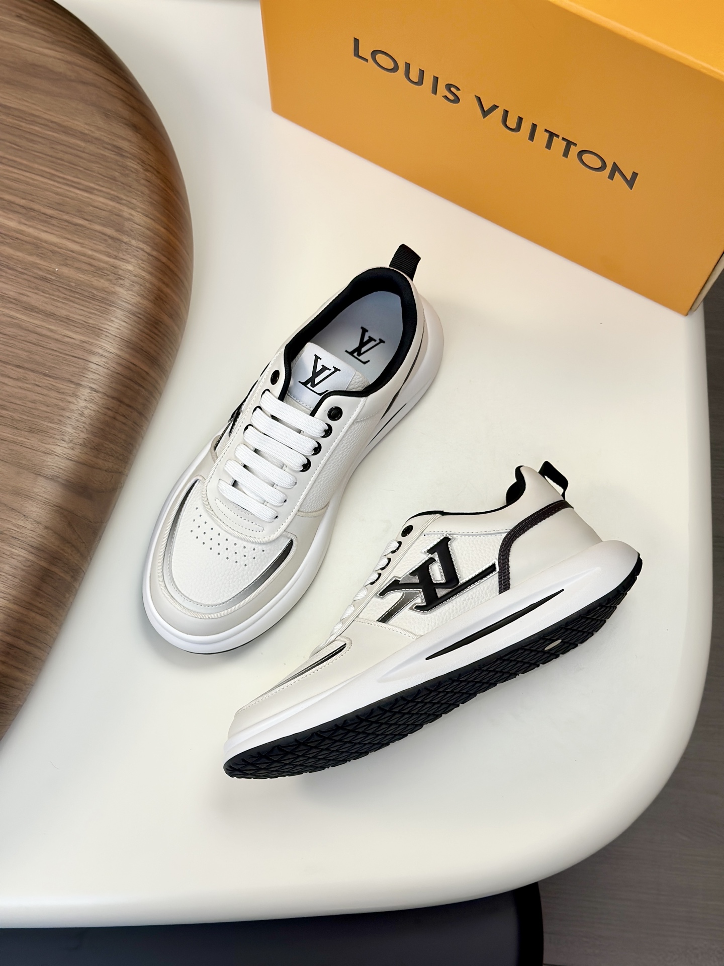 루이비통 Louis Vuitton 스니커즈