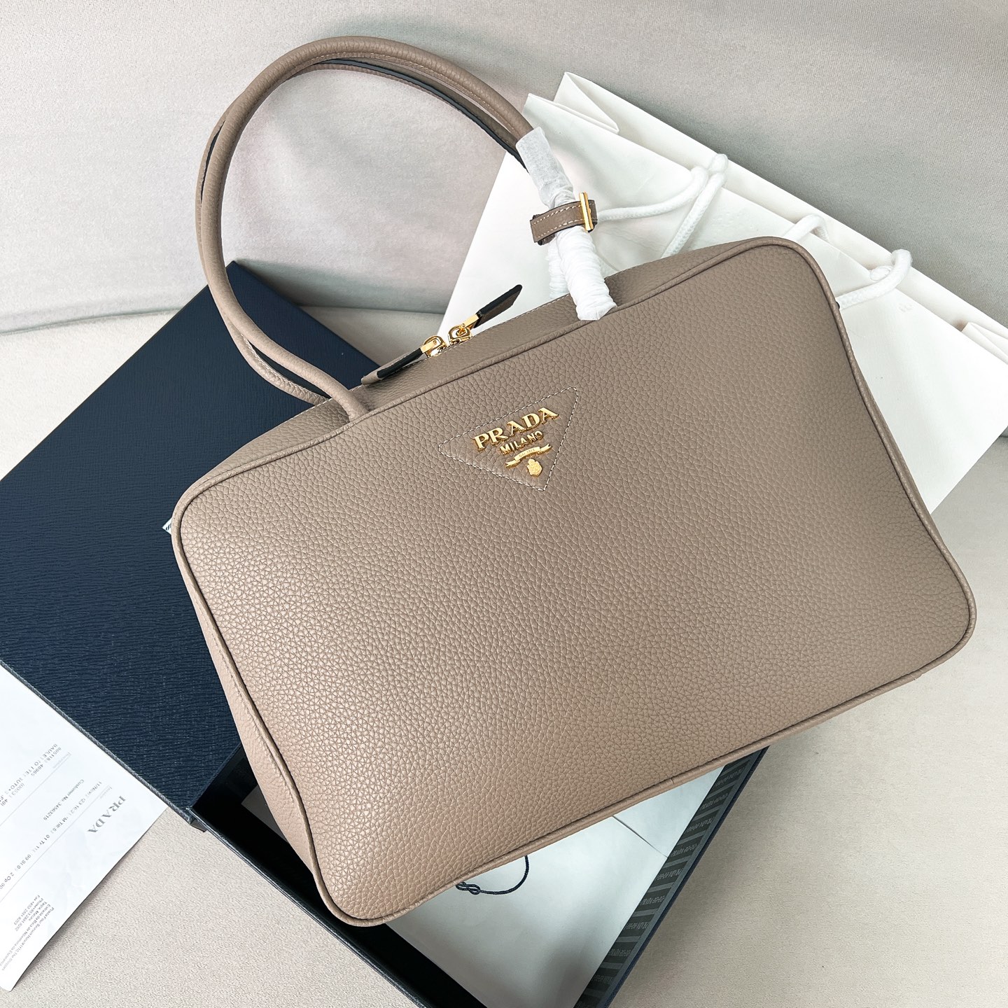 프라다 Prada 1BB128 라지 가죽 탑 핸들 백 35cm