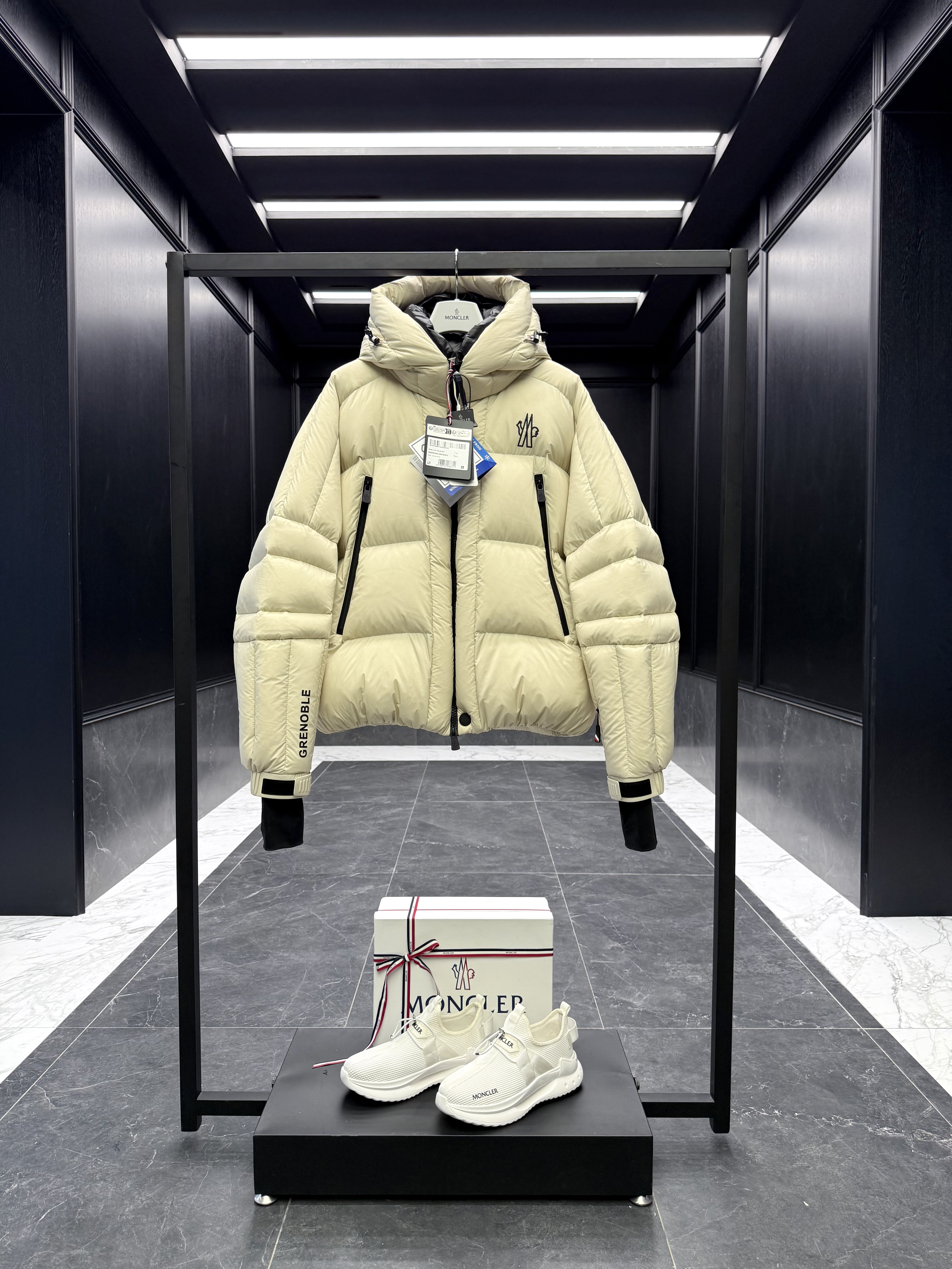 몽클레어 Moncler Cherferie 다운재킷.