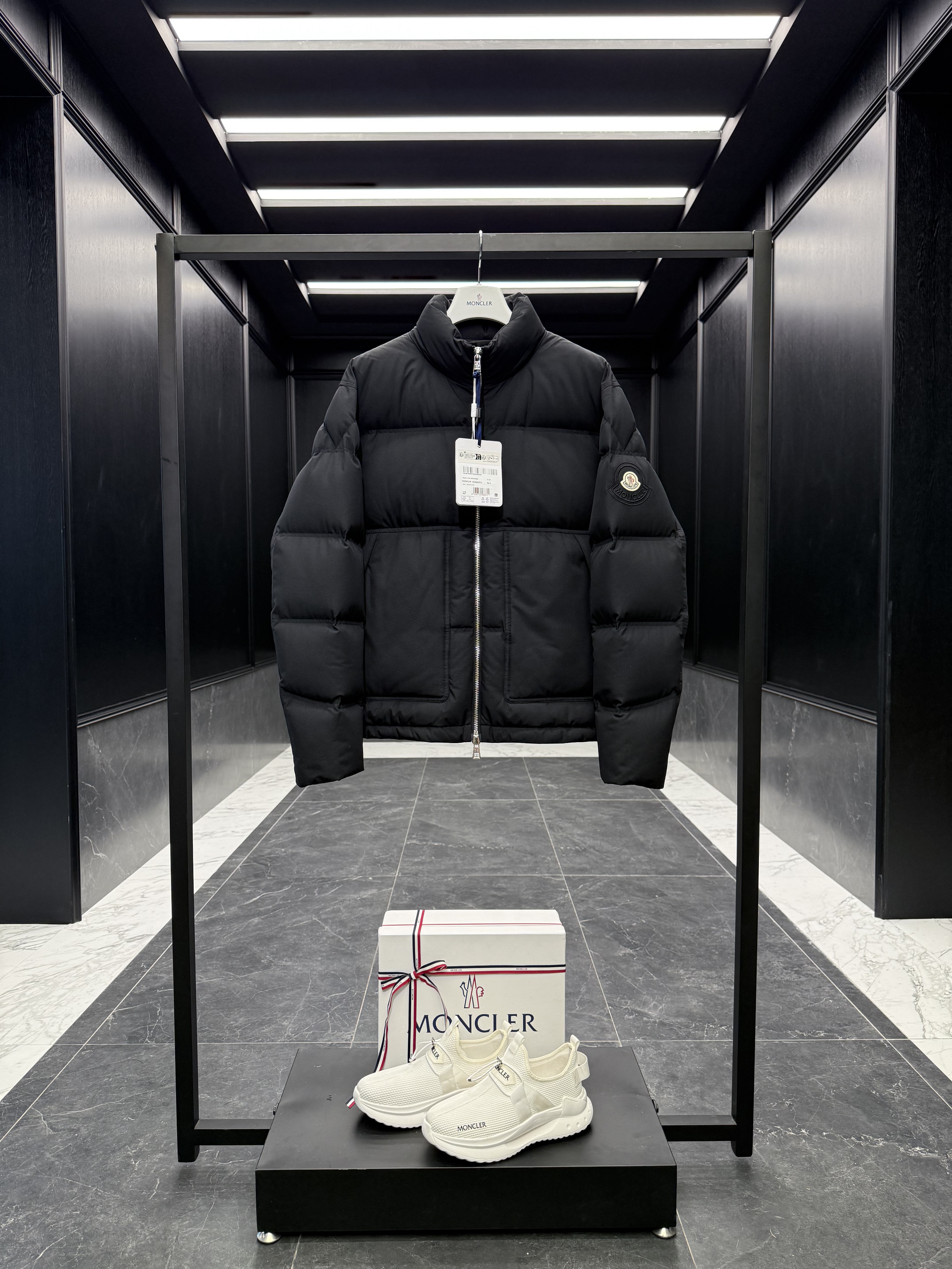 몽클레어 Moncler Matt Black 다운재킷