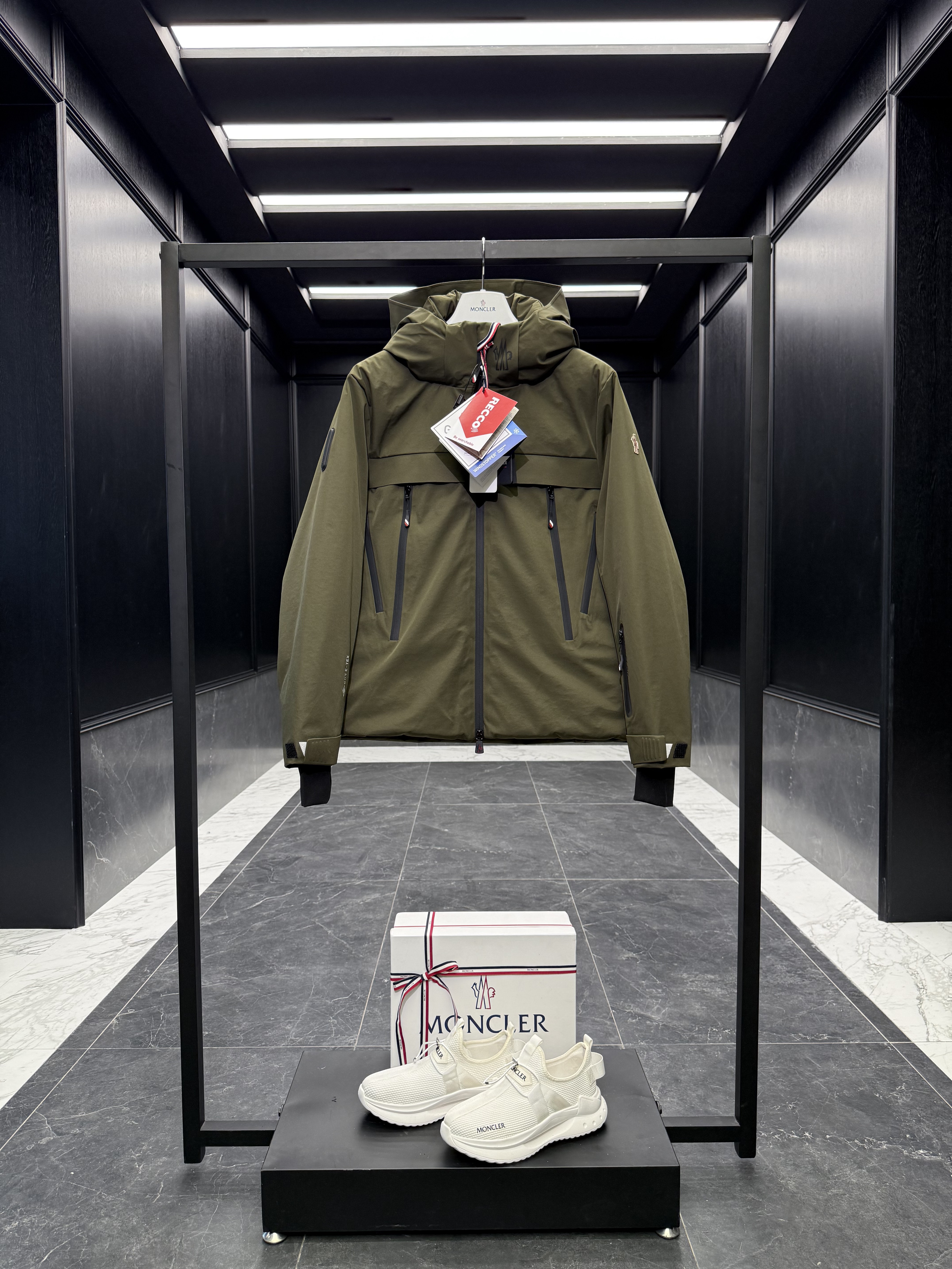 몽클레어 Moncler Grenoble 다운재킷.