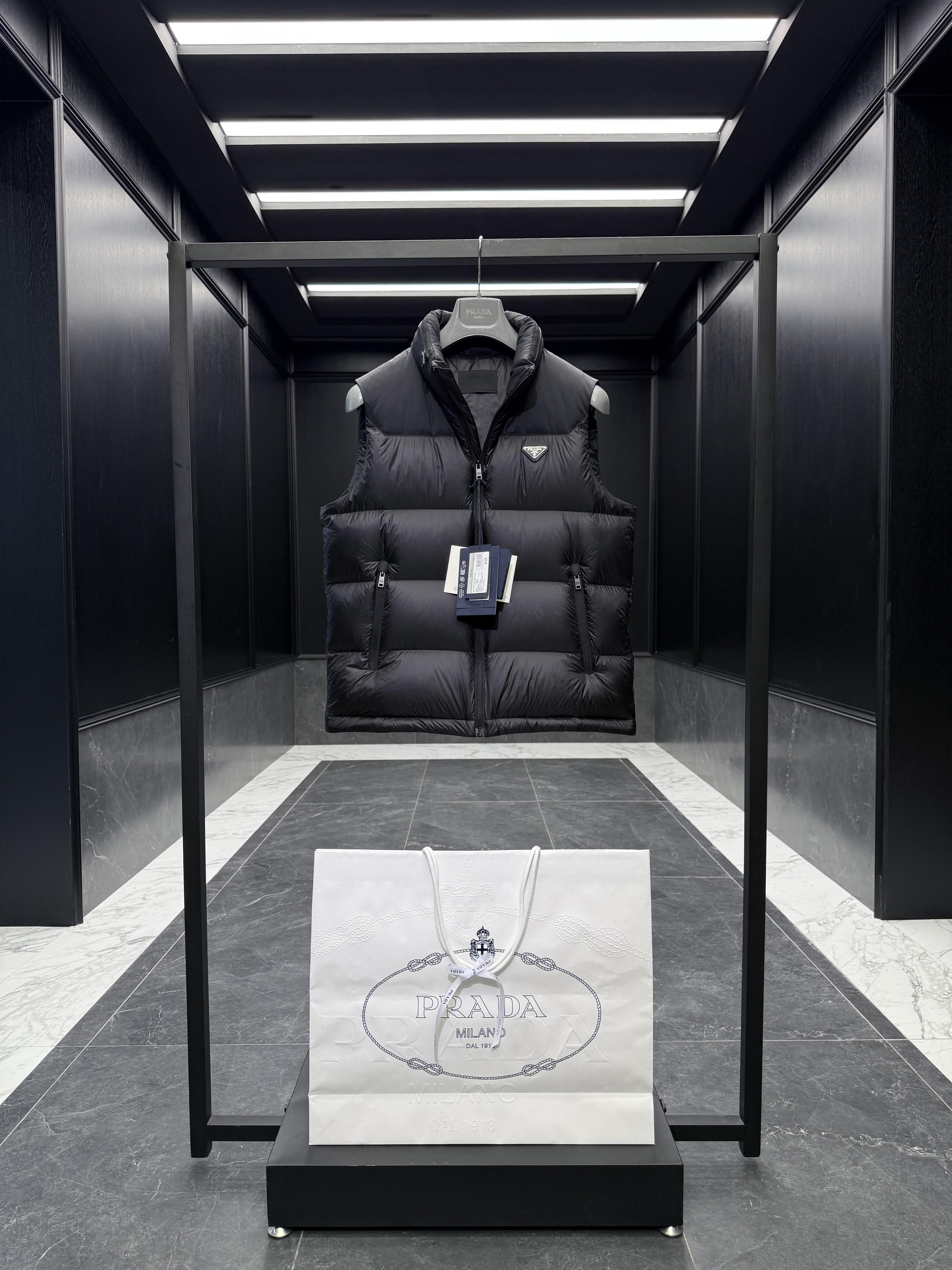 프라다 Prada 조끼 패딩。