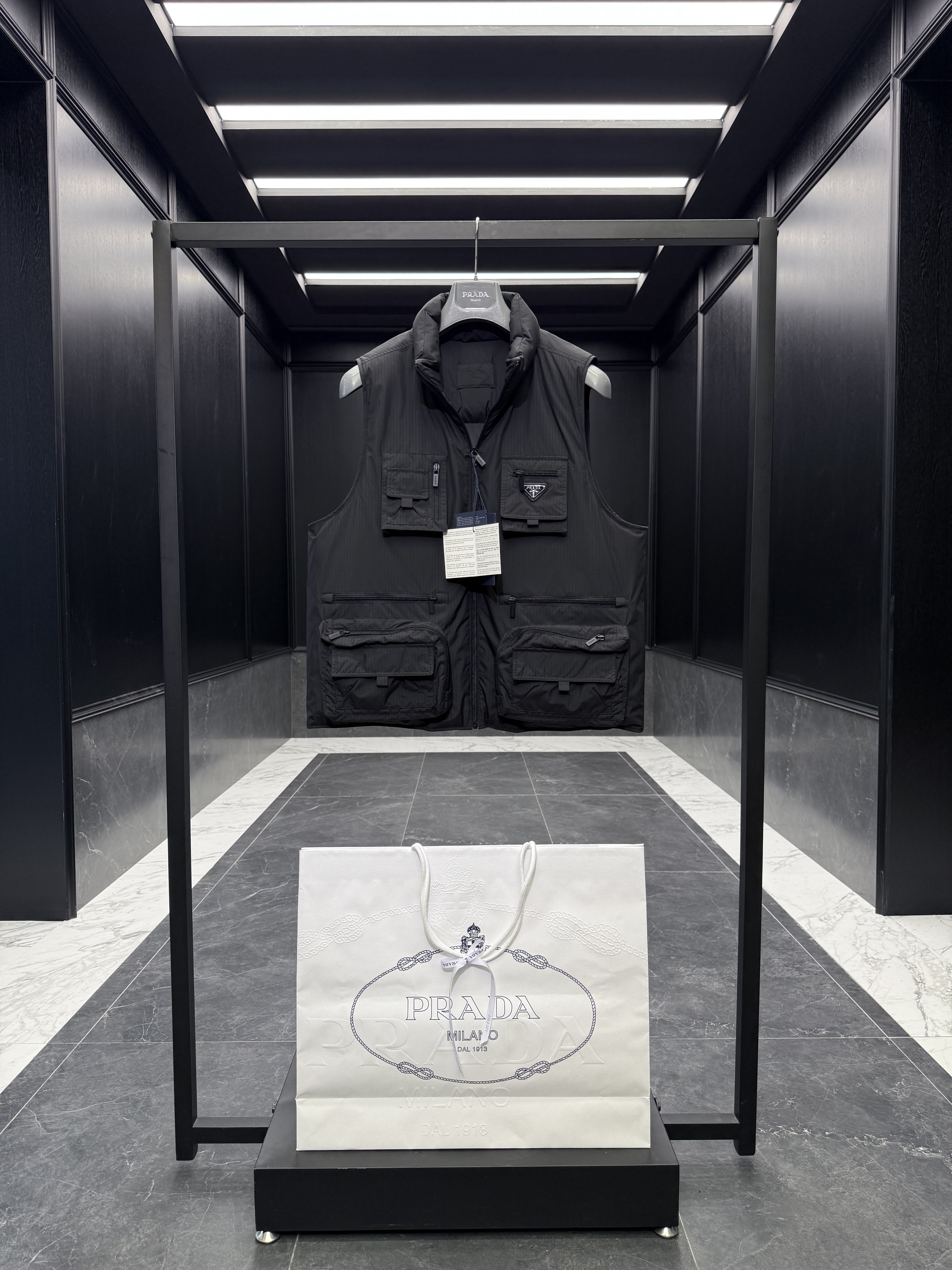 프라다 Prada 조끼 패딩。