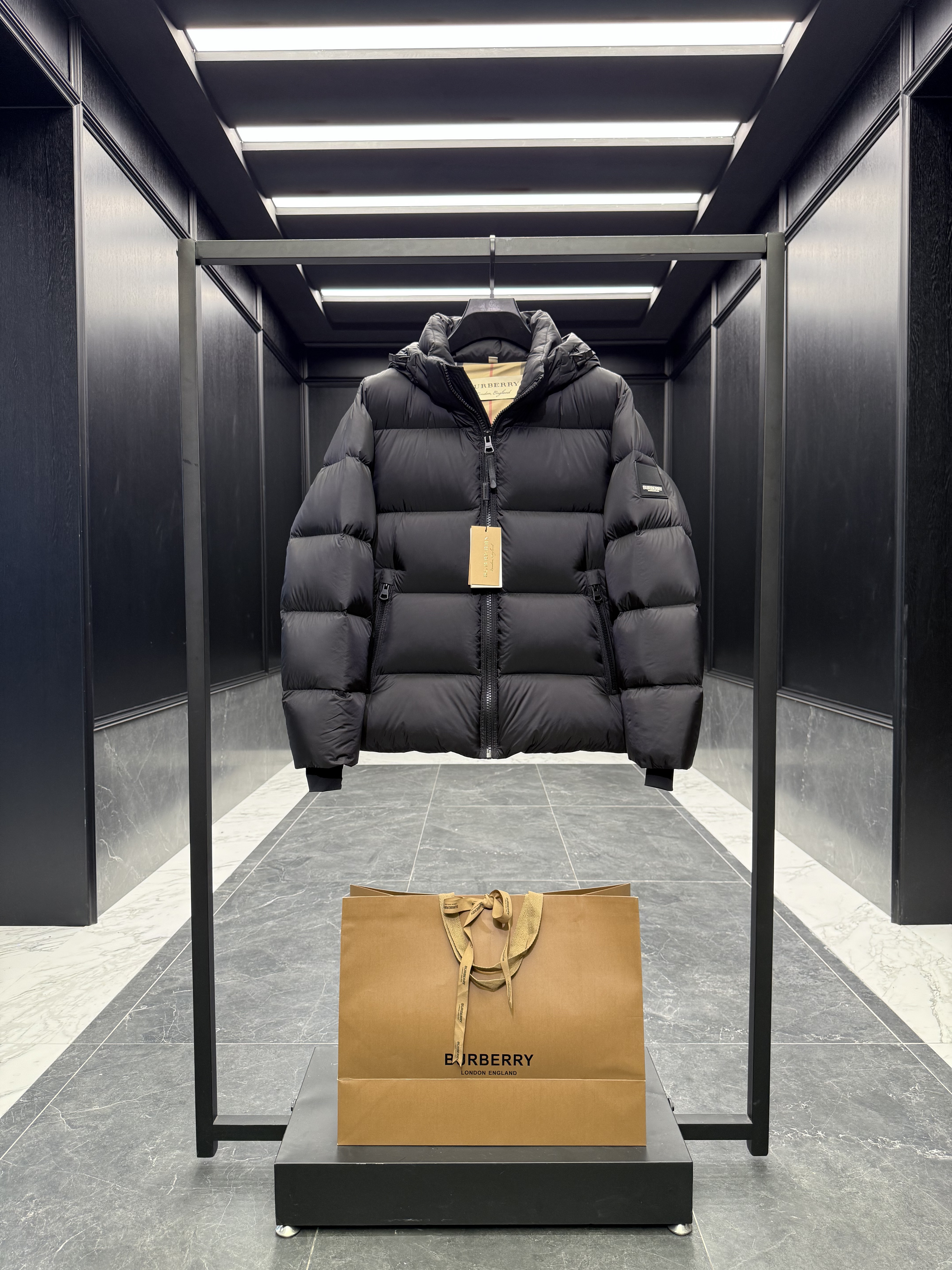 버버리 Burberry 다운재킷.