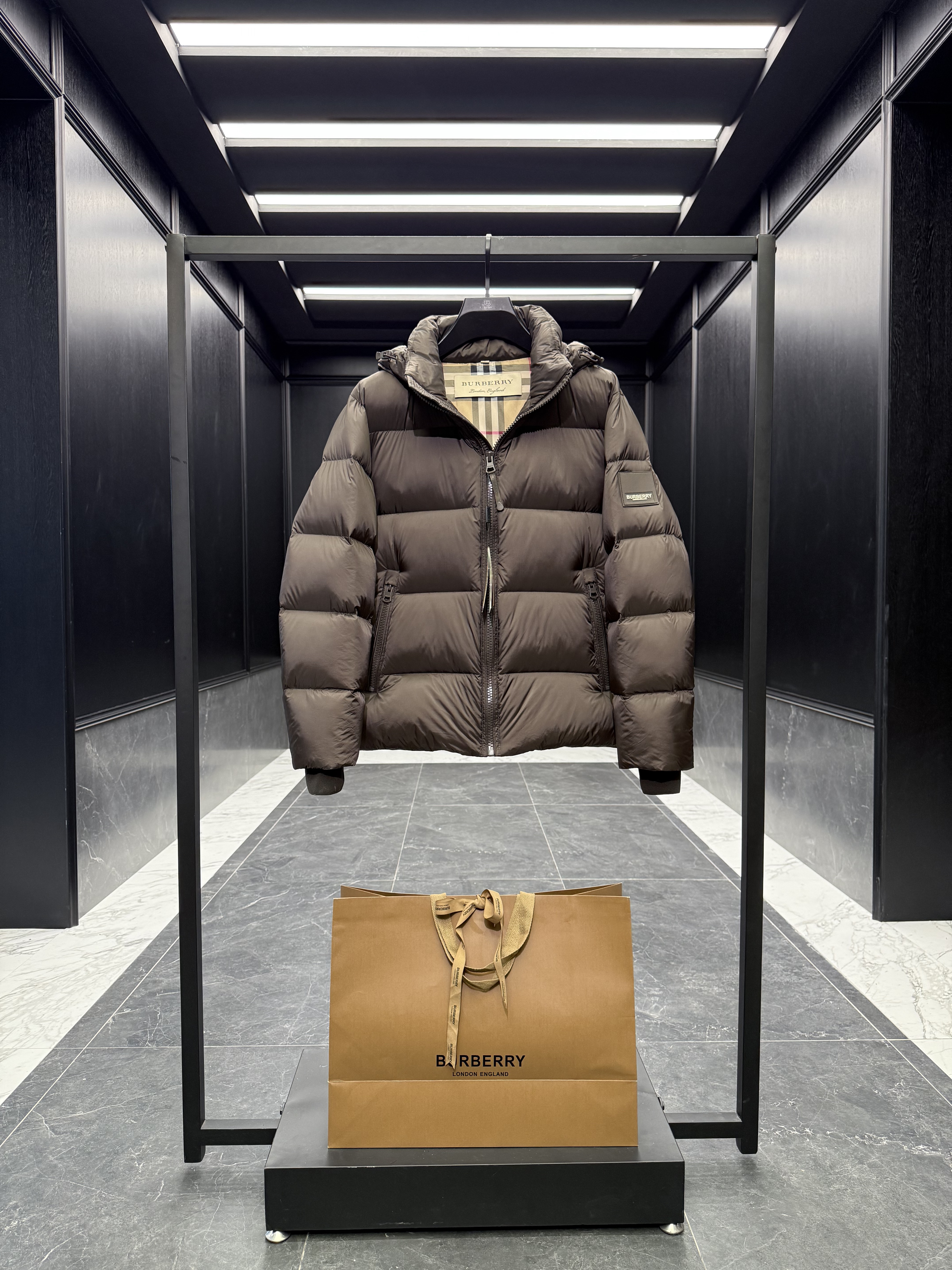 버버리 Burberry 다운재킷.