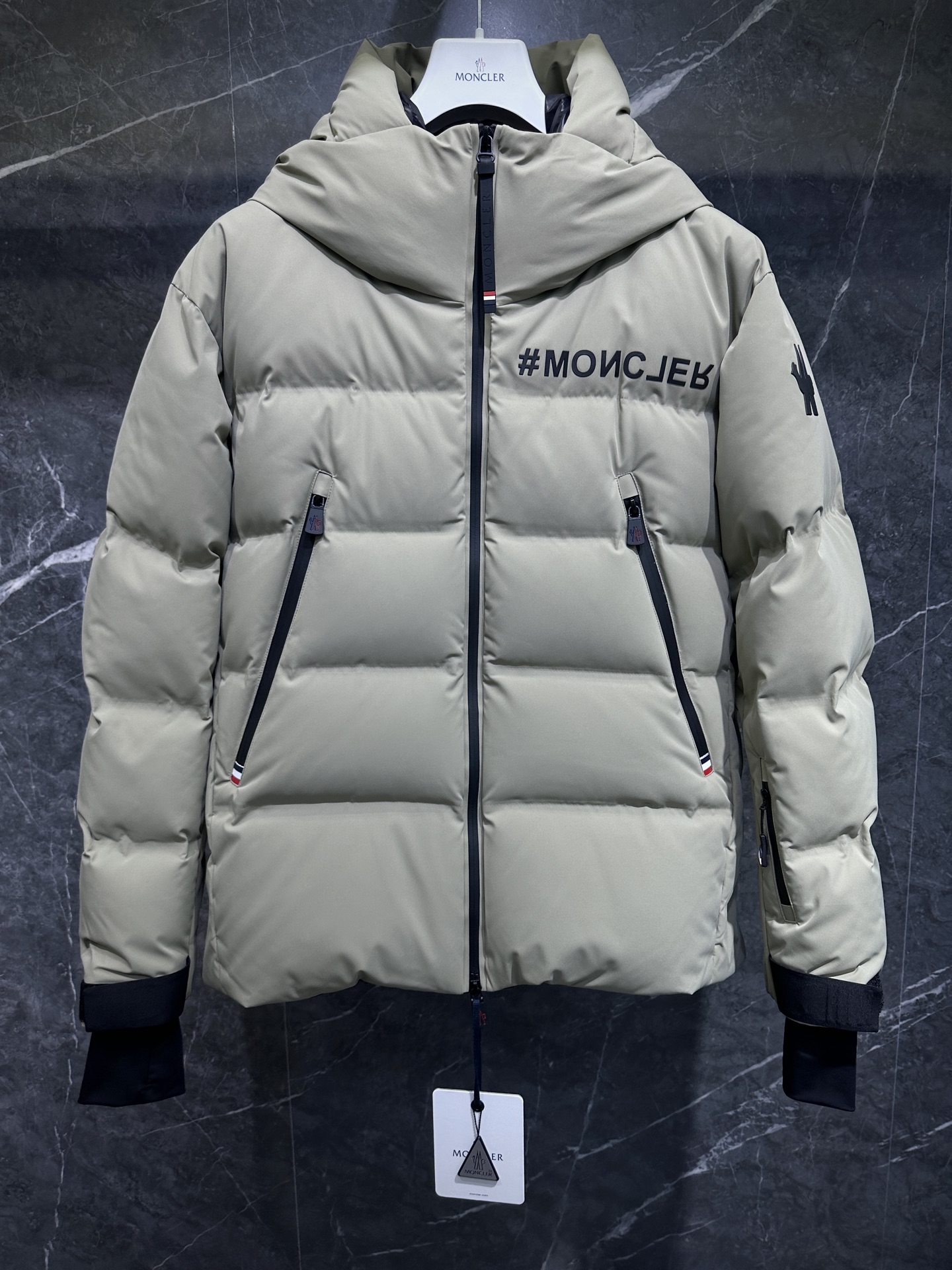 몽클레어 Moncler Fellberg 다운재킷.
