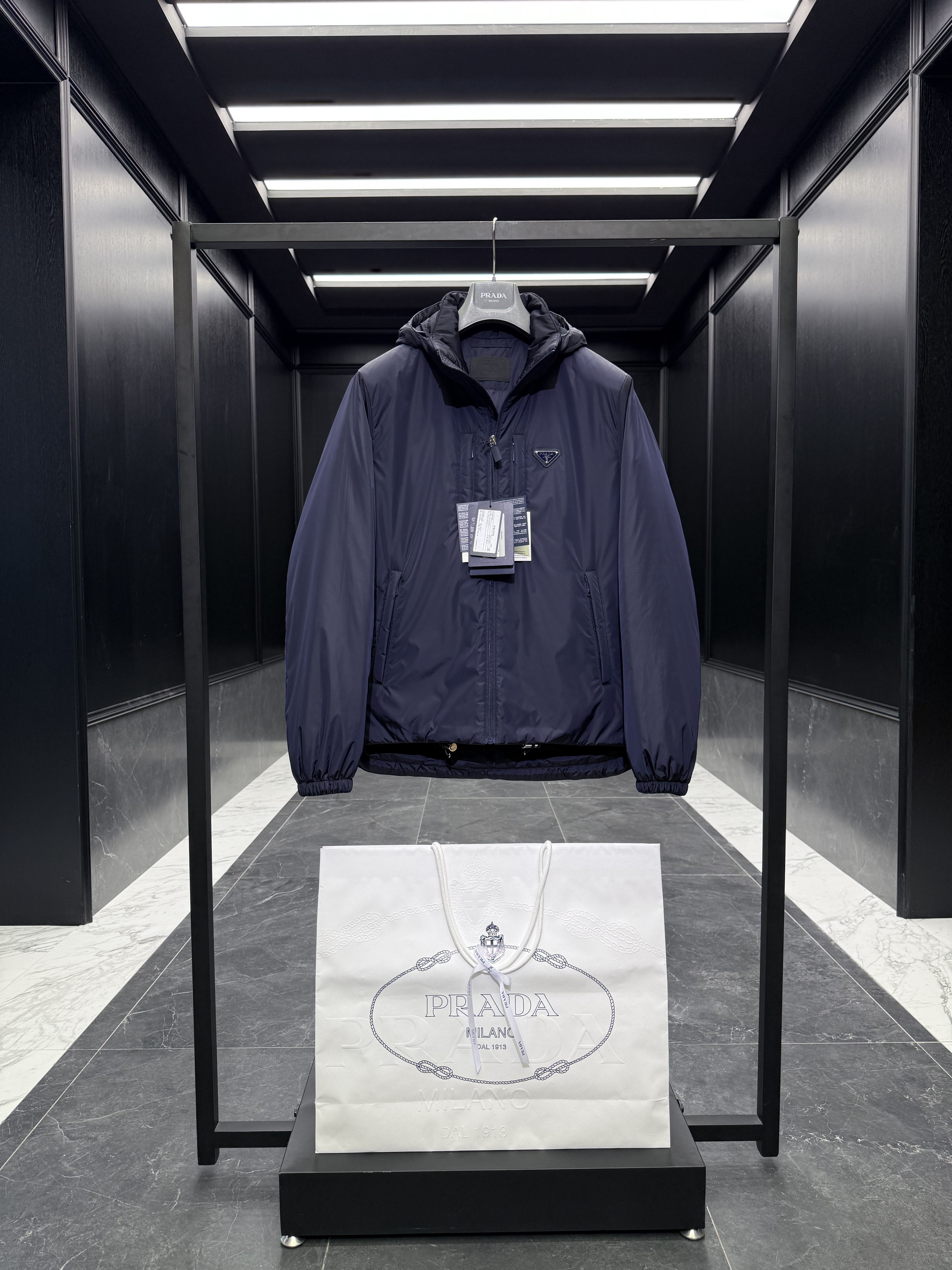 프라다 Prada 다운재킷.