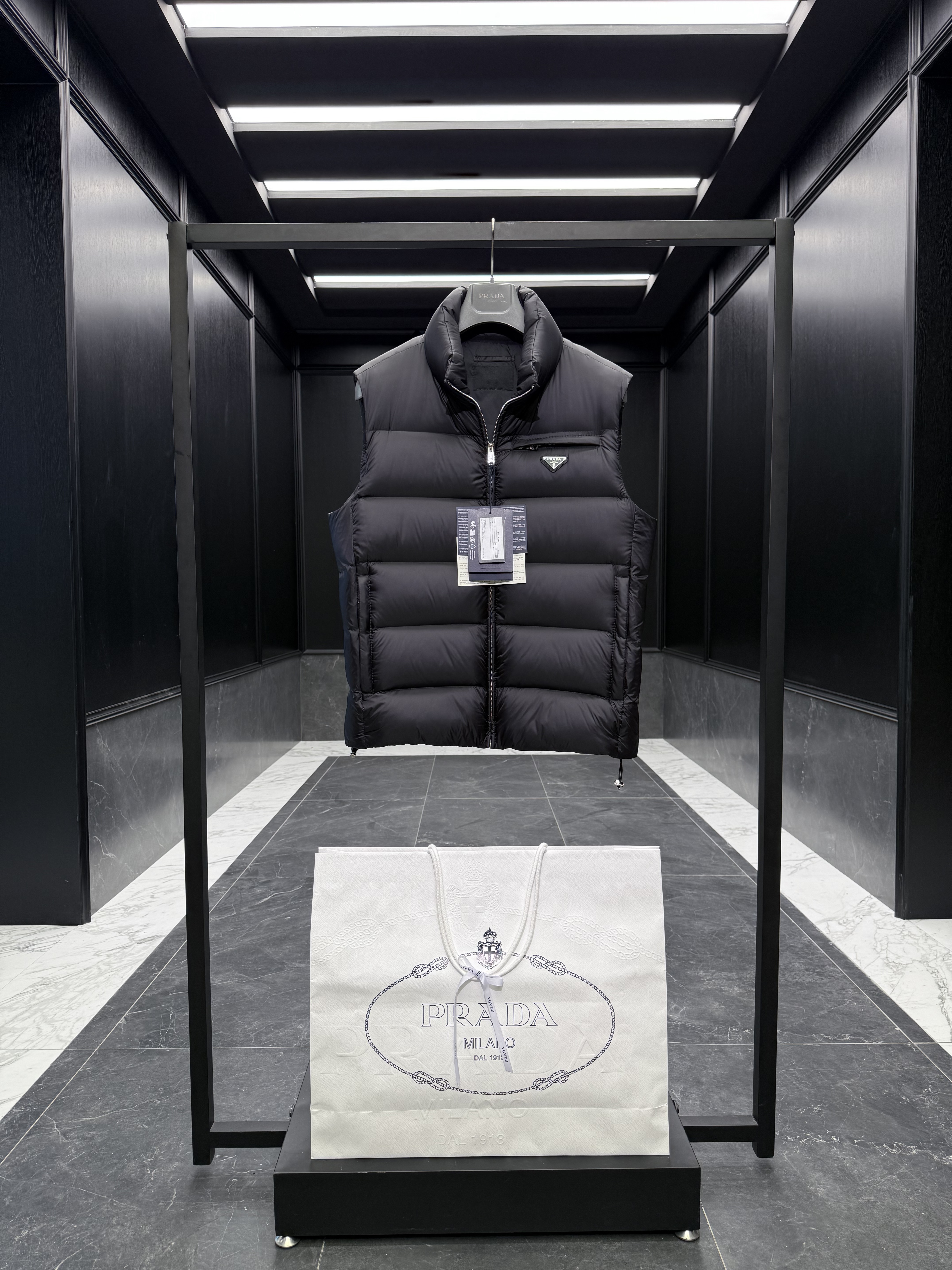 프라다 Prada 조끼 패딩。