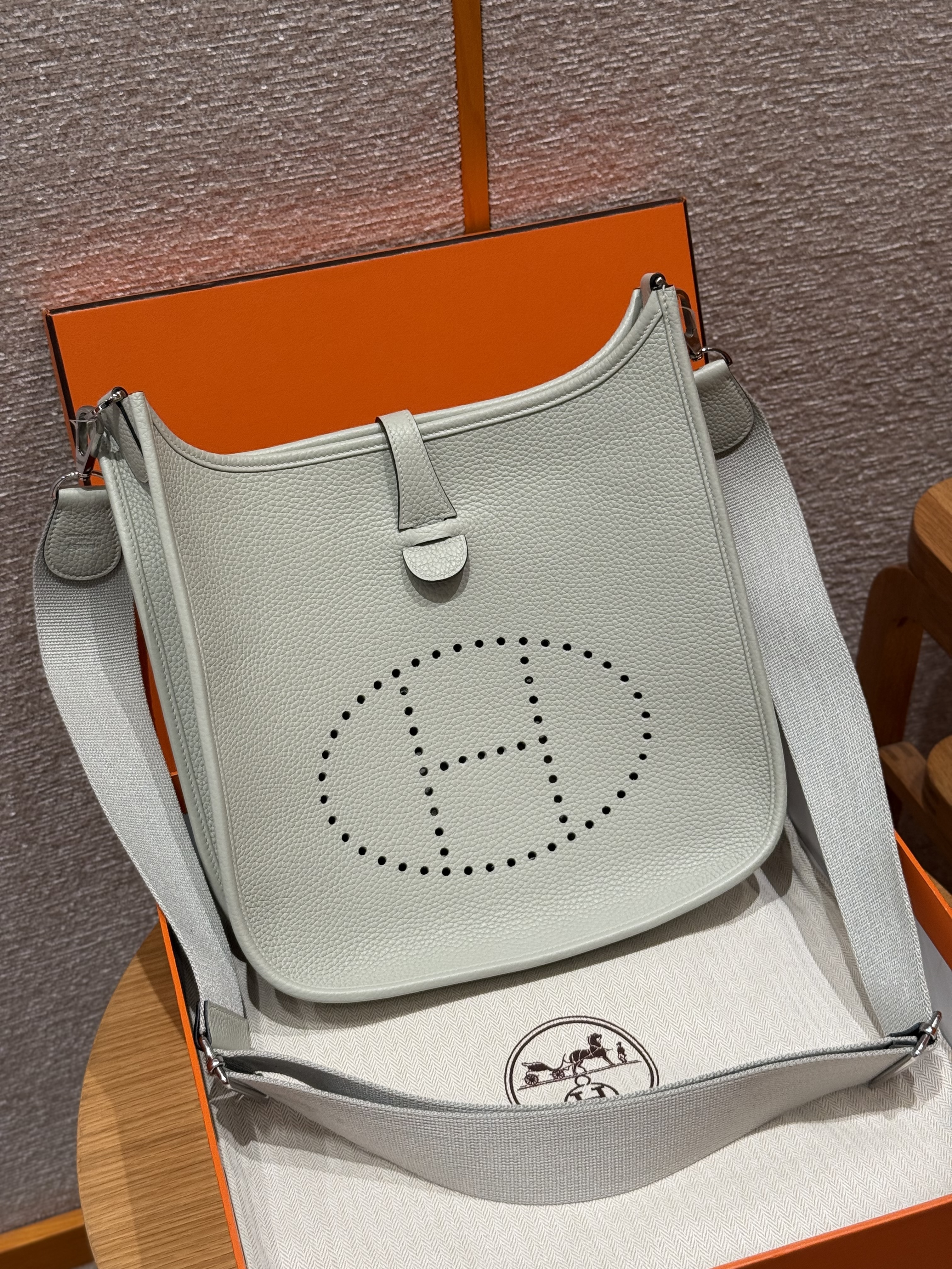 에르메스 Hermes Evelyne 29cm clemence 0W Gris Neve/silver