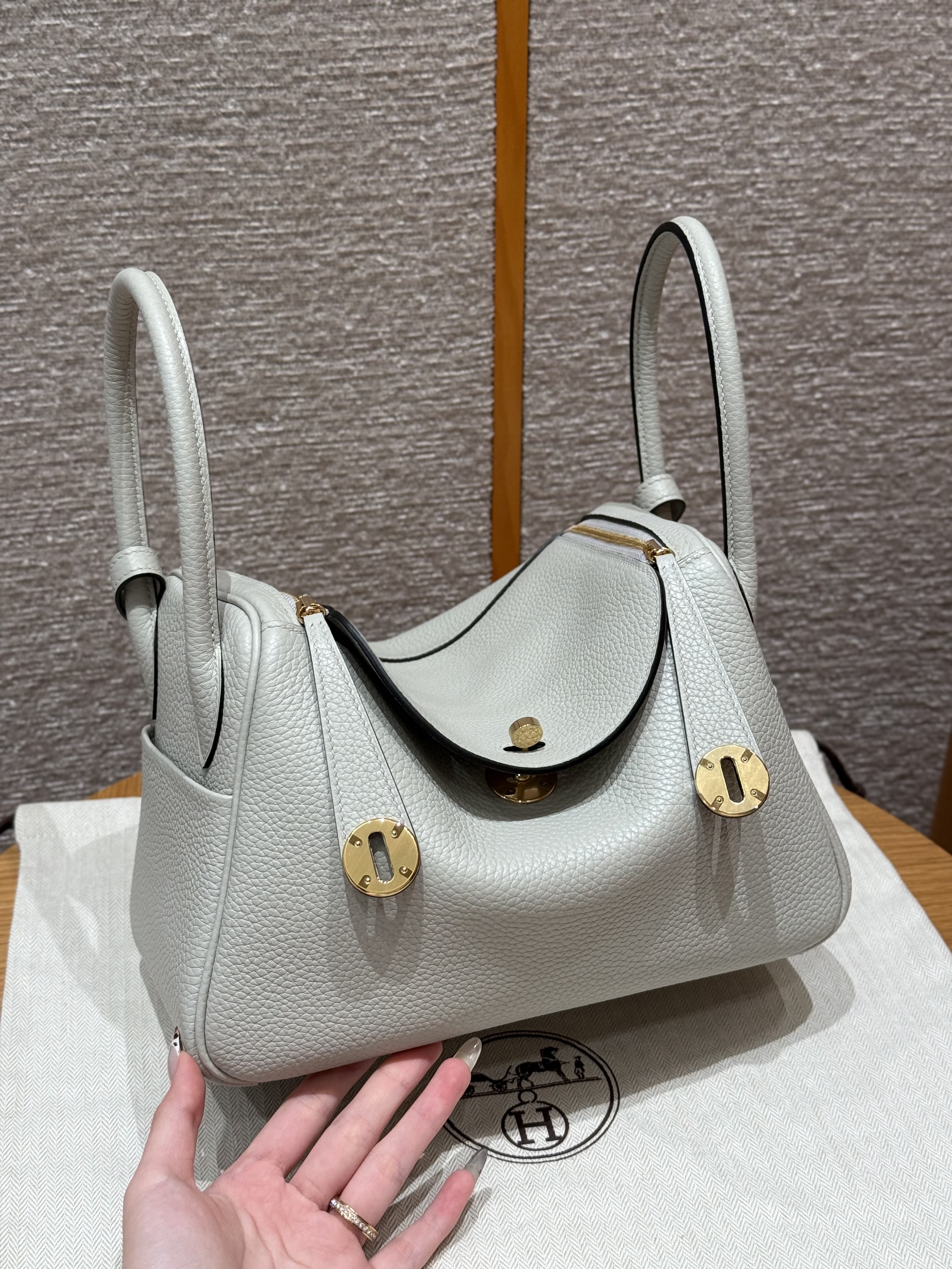 에르메스 Hermes Lindy 26cm Clemence 8U Glacier Gray/gold