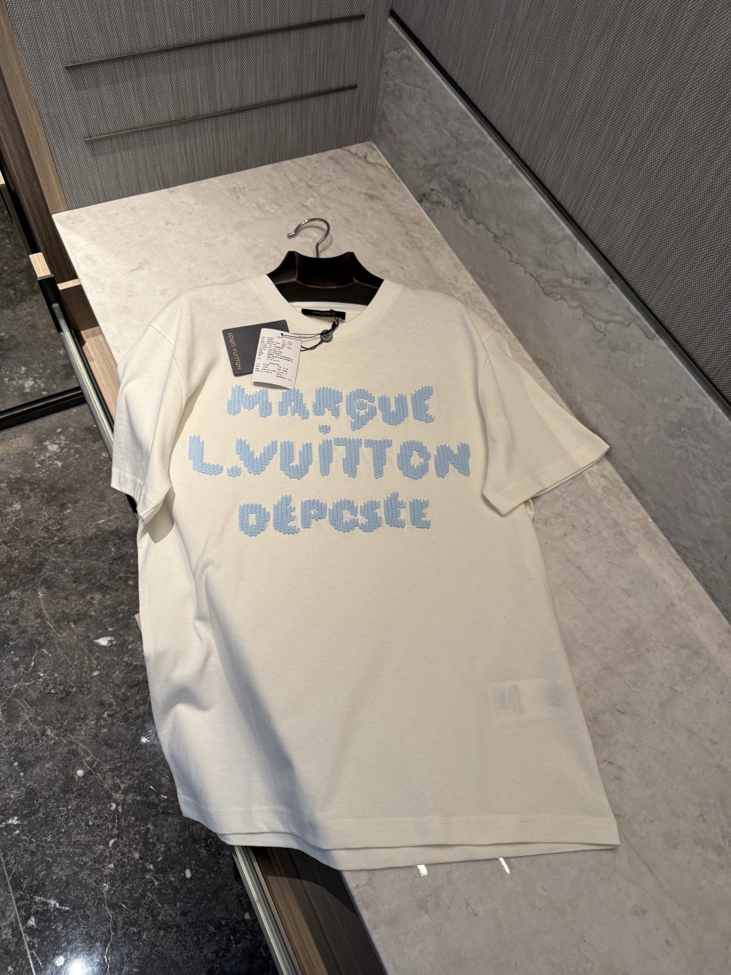 루이비통 Louis Vuitton 반팔 티셔츠 1AIKD4