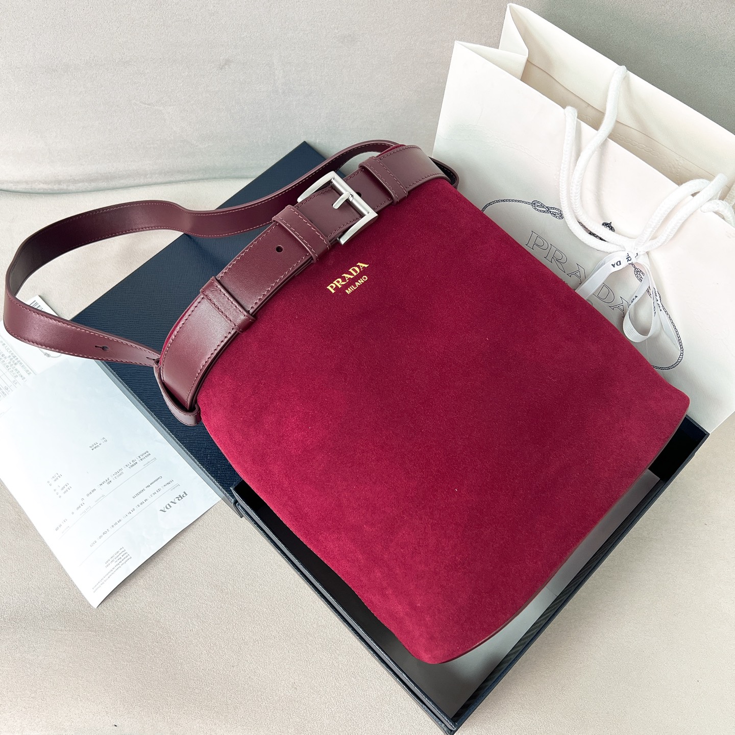 프라다 Prada 1BE085 버클 벨트 스웨이드 버킷 백 29cm