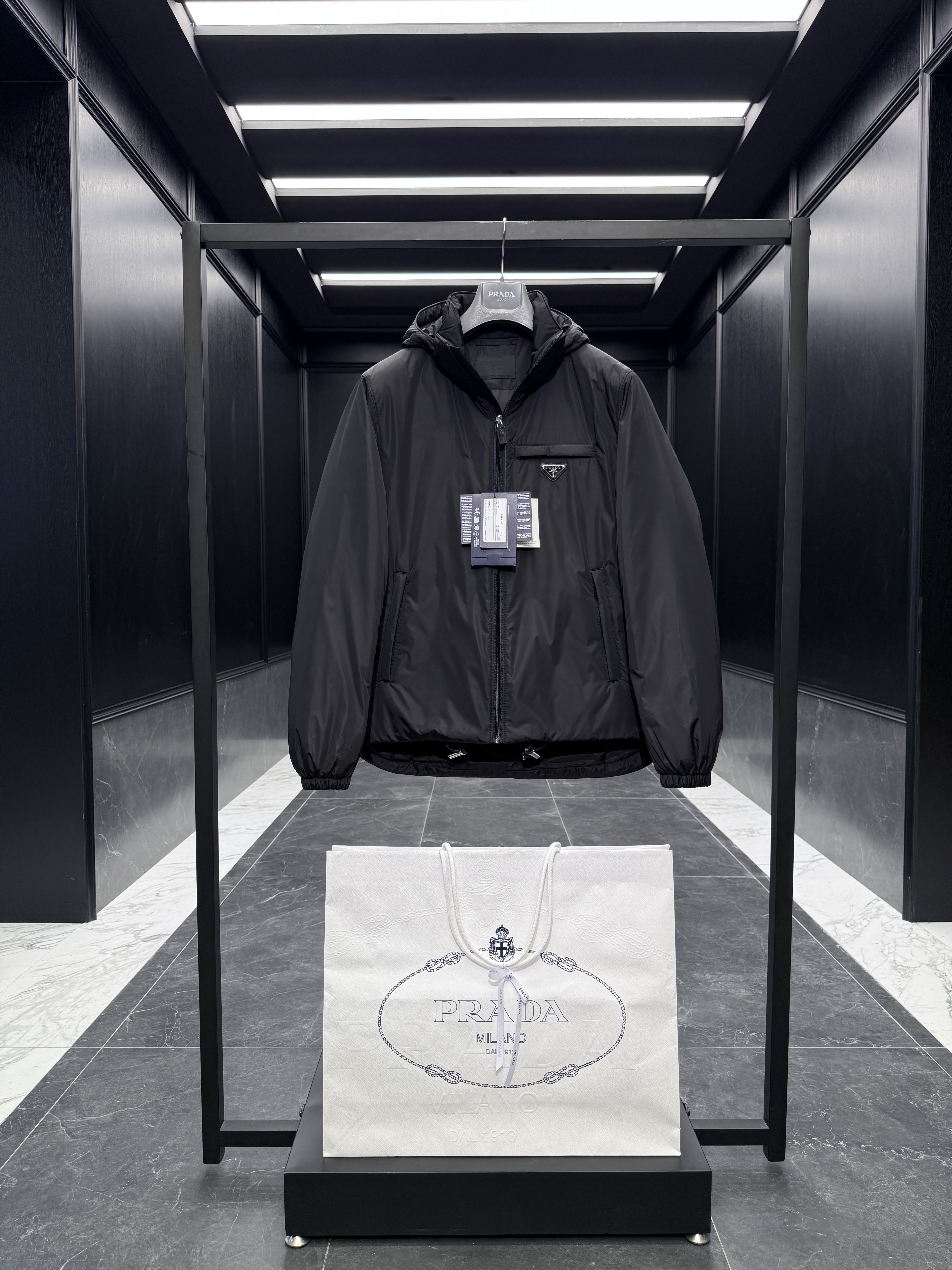 프라다 Prada 다운재킷 889。