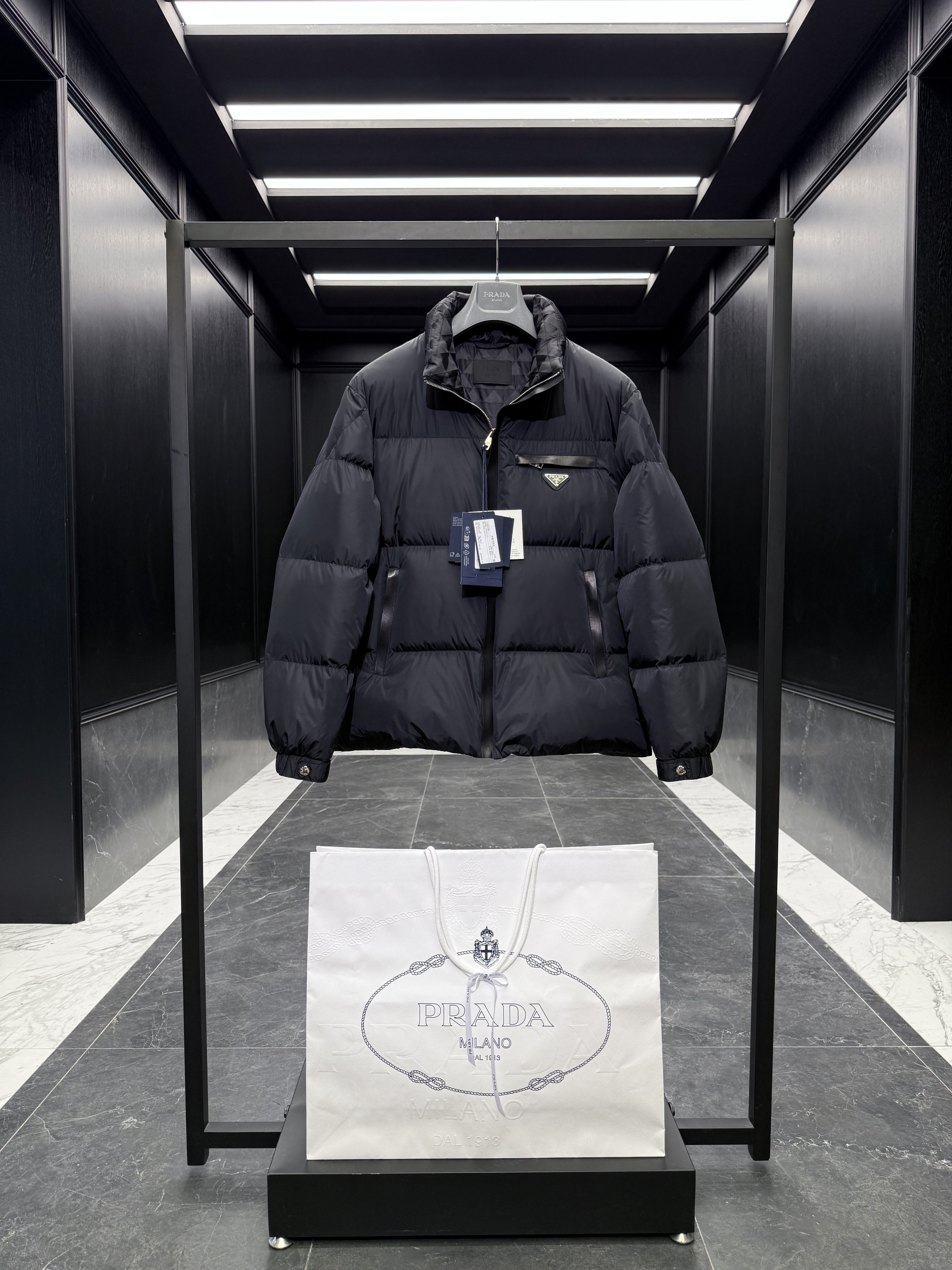 프라다 Prada 다운재킷 8806。