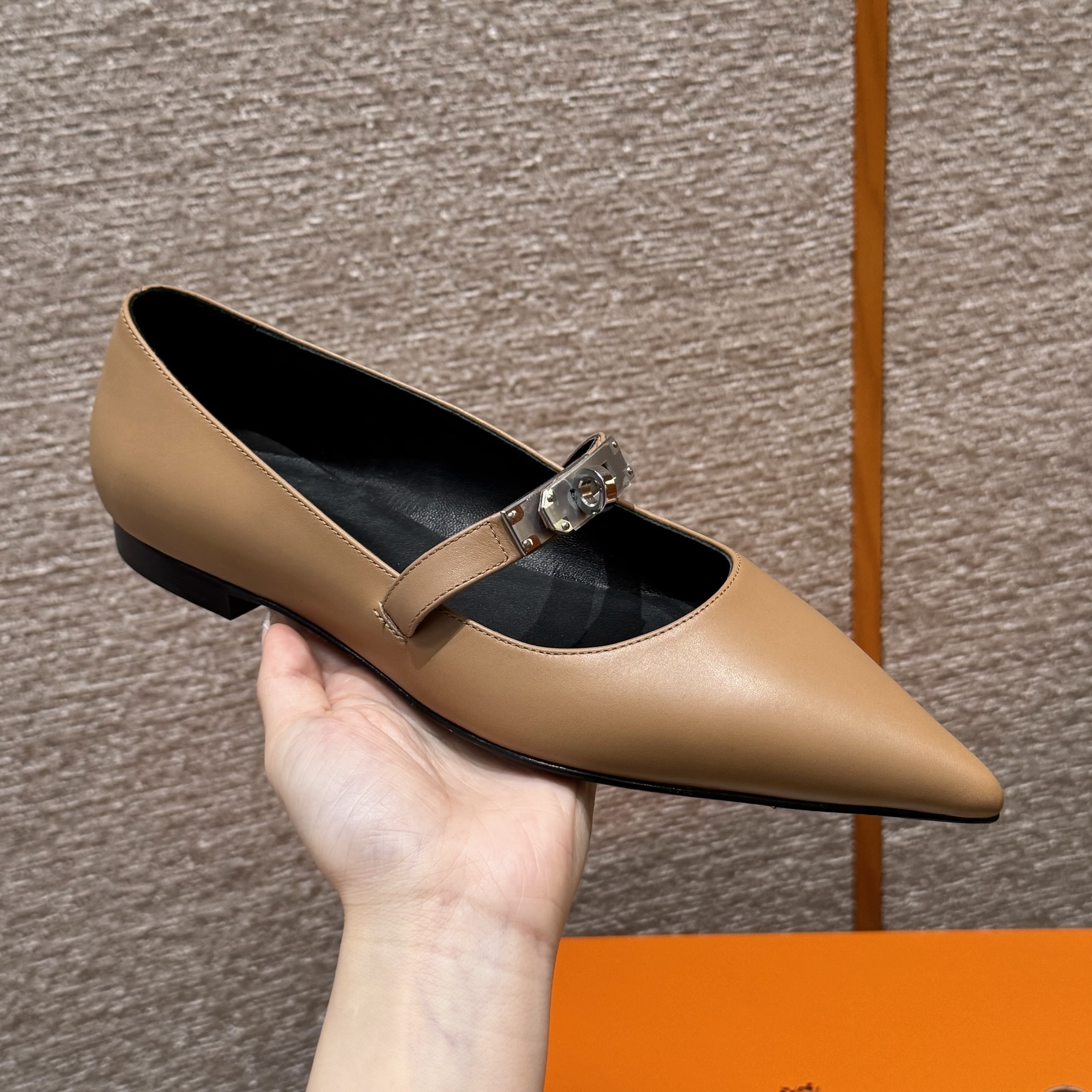 에르메스 Hermes 335 Kelly Ballet Flat Calfskin&Naturel Clair