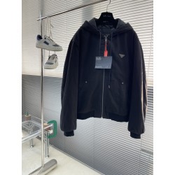 프라다 Prada 패딩。