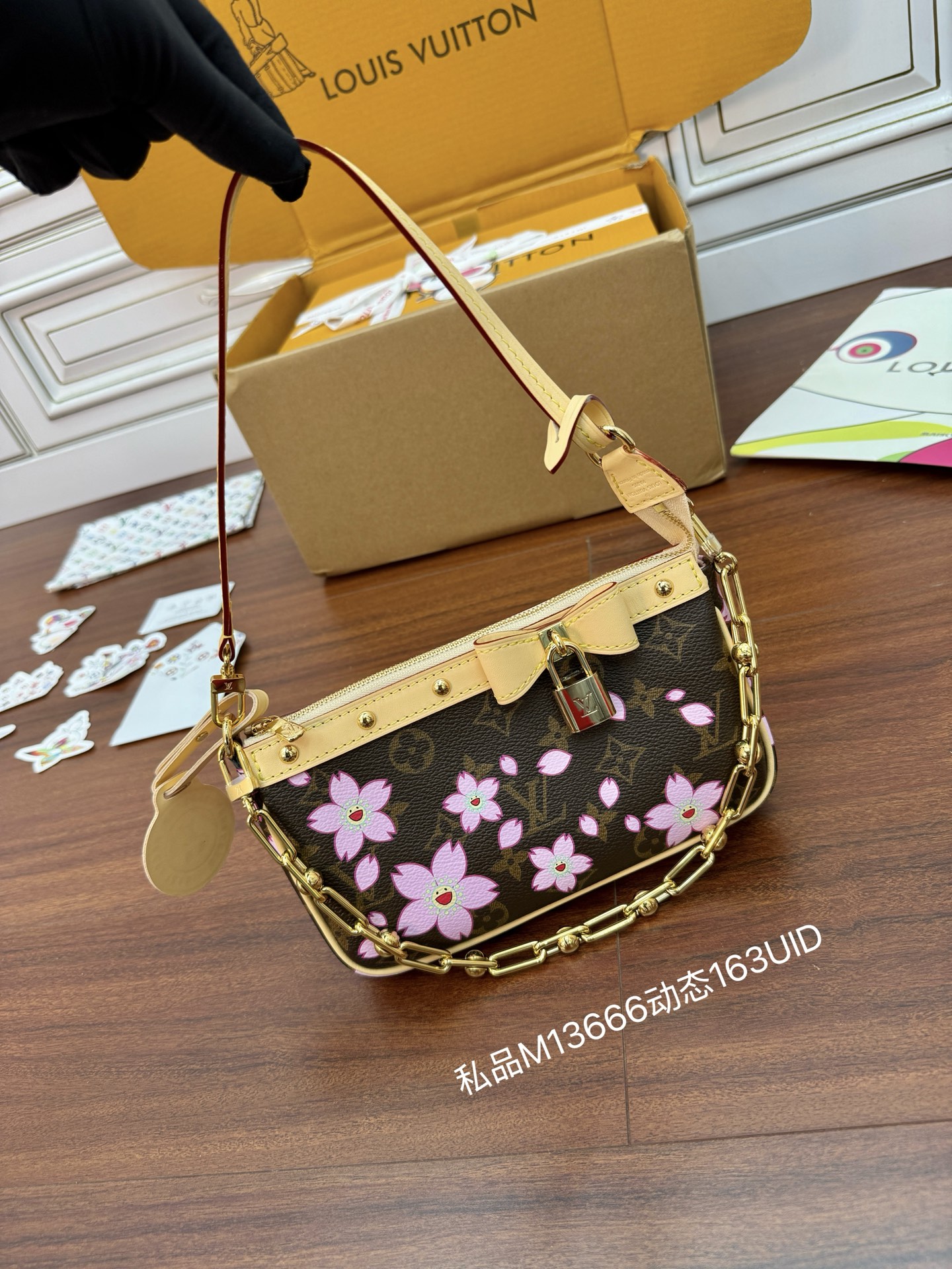 루이비통 Louis Vuitton x Murakami M13666 Takashi Pochette Accessoires Sakura Brown 22cm
