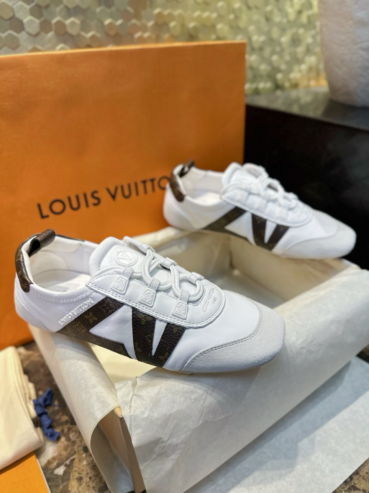 루이비통 Louis Vuitton 1AHNEC Sneakerina 스니커리나 푸시아 흰색