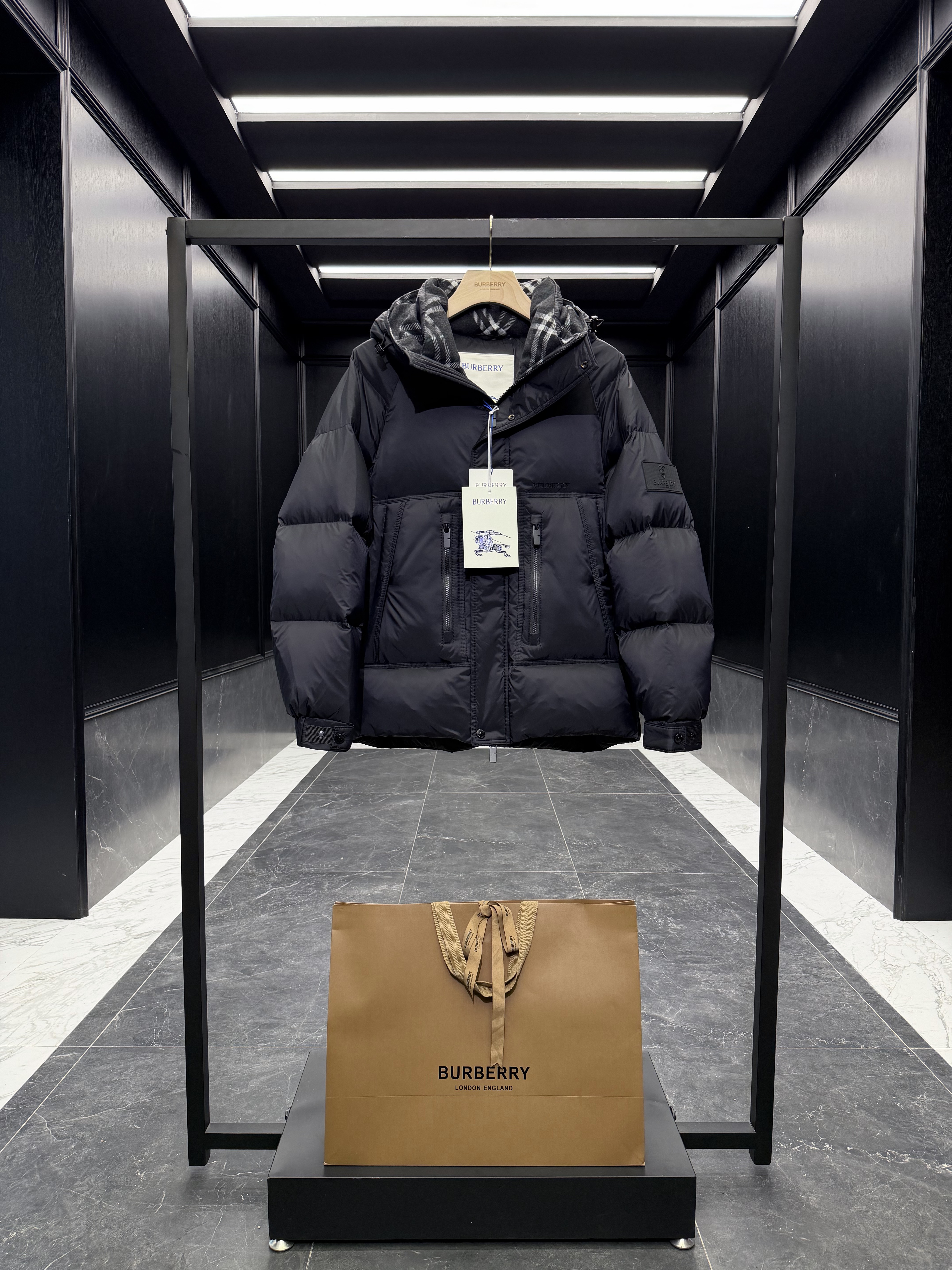 버버리 Burberry 다운재킷.