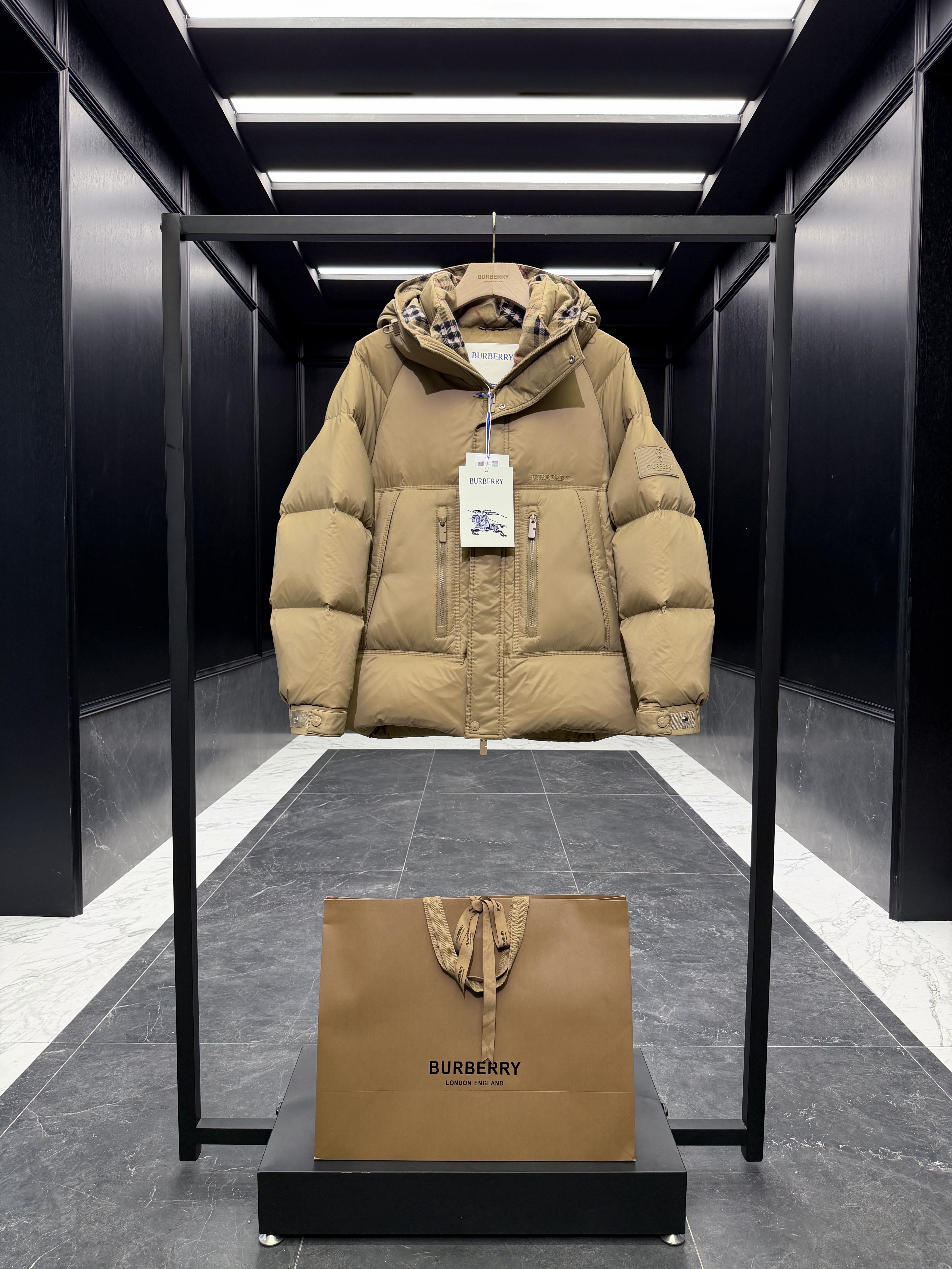 버버리 Burberry 다운재킷。