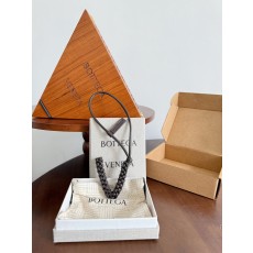 보테가베네타 Bottega Veneta 레터 V 참