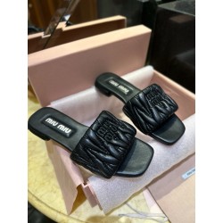 미우 미우 Miu Miu 마테라쎄 나파 레더 슬라이드 블랙