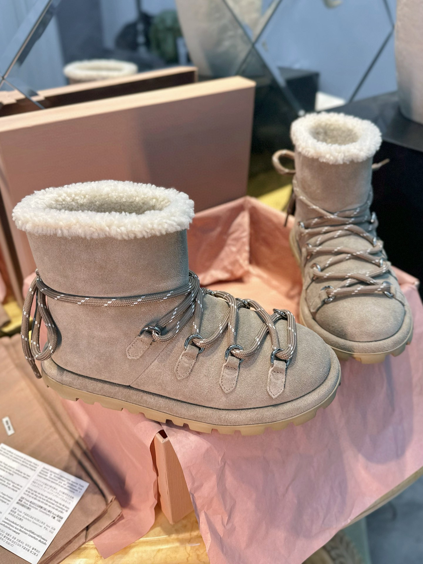 미우 미우 Miu Miu  스웨이드 부티 데저트 베이지