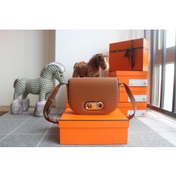 셀린느 Celine 193123 Medium Maillon Triomphe Bag in Natural Calfskin 23cm