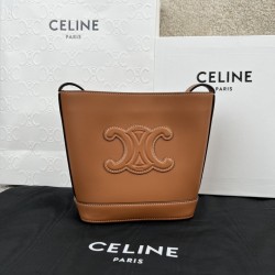 셀린느 Celine 10L433 Mini Bucket Cuir Triomphe in Smooth Calfskin