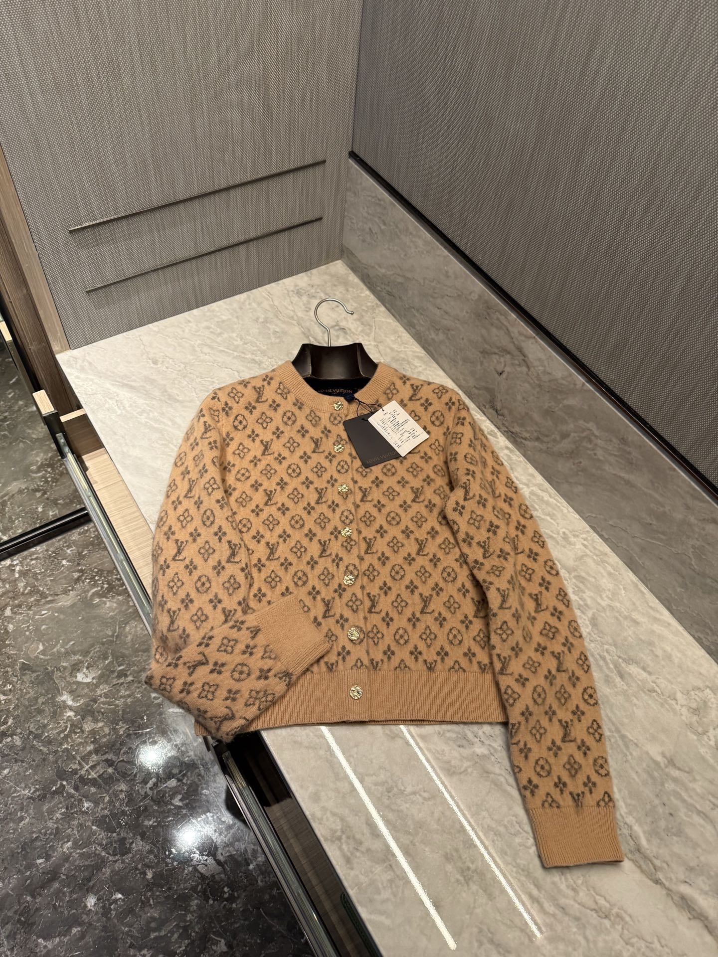 루이비통 Louis Vuitton 가디건