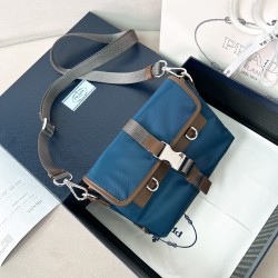 프라다 Prada 2ZT071 스피드록 리나일론 및 가죽 스마트폰 케이스 19cm