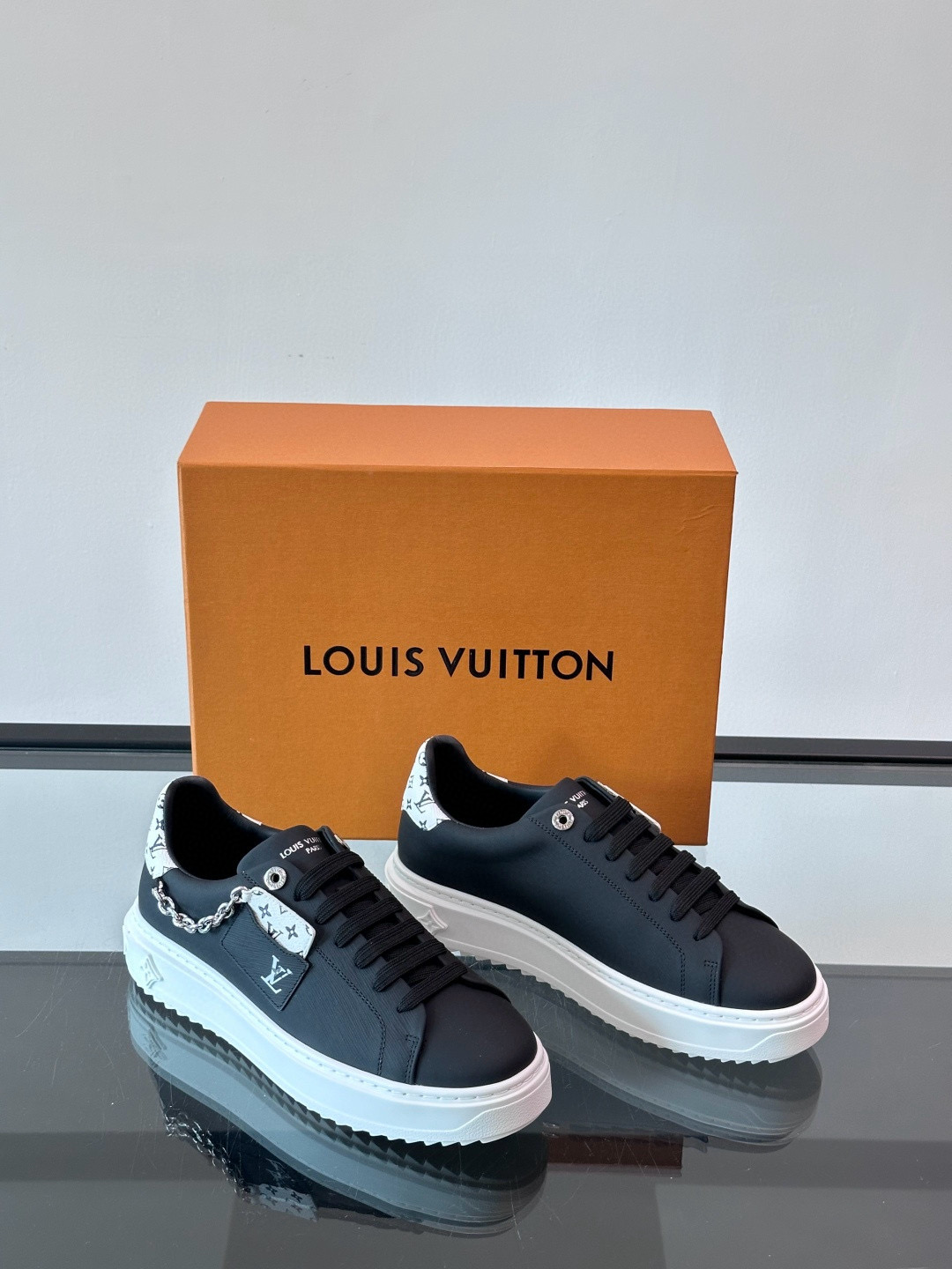 루이비통 Louis Vuitton Time Out 스니커즈