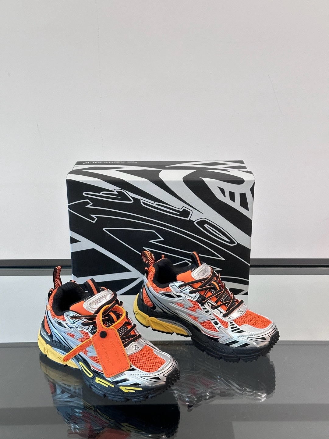 오프화이트 (Off-White) 스니커즈